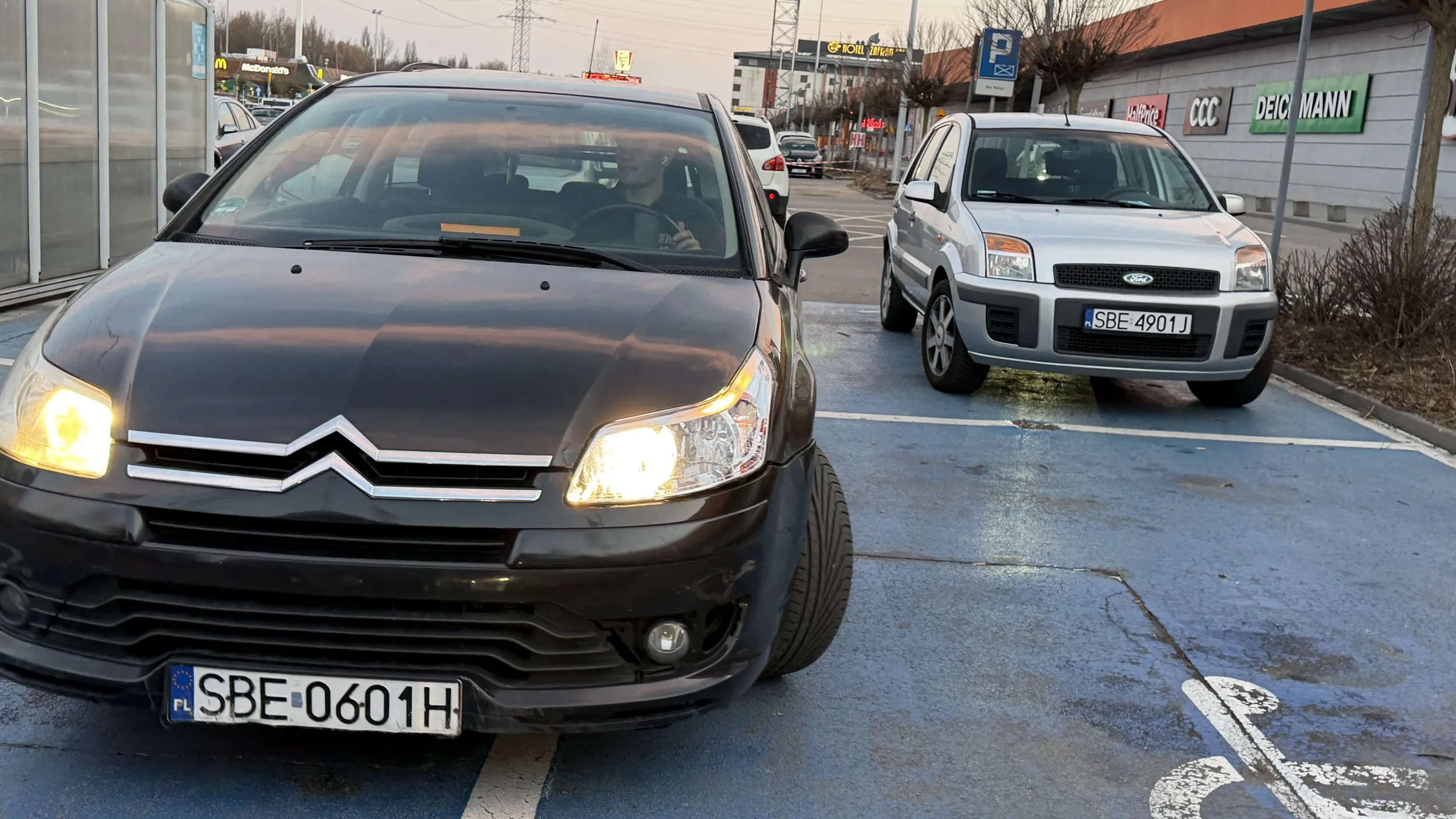 Nałolat nie dość że ma problem ze zmieszczeniem się jednym miejscu to jeszcze parkuje tam nieposiadając do tego uprawnień