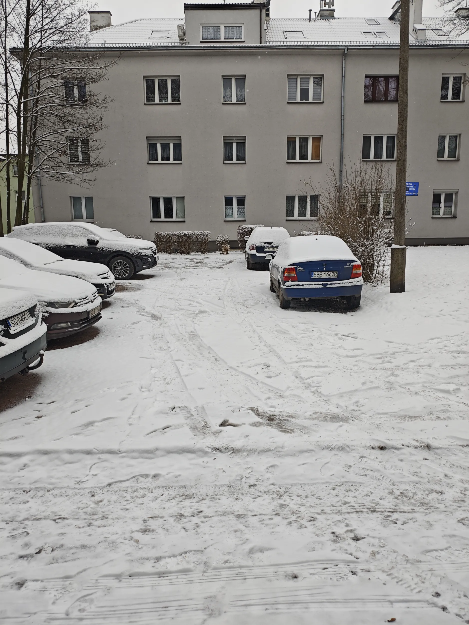 Naucz się parkować!! Zastawiasz swoim śmiesznym opelkiem samochody parkujące prostopadle na parkingu. Sam parkujesz w miejscu niedozwolonym przez co nie ma możliwości wyjazdu bez zarysowania innego auta. W związku z czym prawie spóźniłem się do pracy. Więcej pomyślunku na przyszłość, następnym razem wezwę Straż Miejską :) Bądź osobiście Cię zastawie, (a mam bardzo długi samochód) i zobaczysz jak to jest. Pozdrawiam.