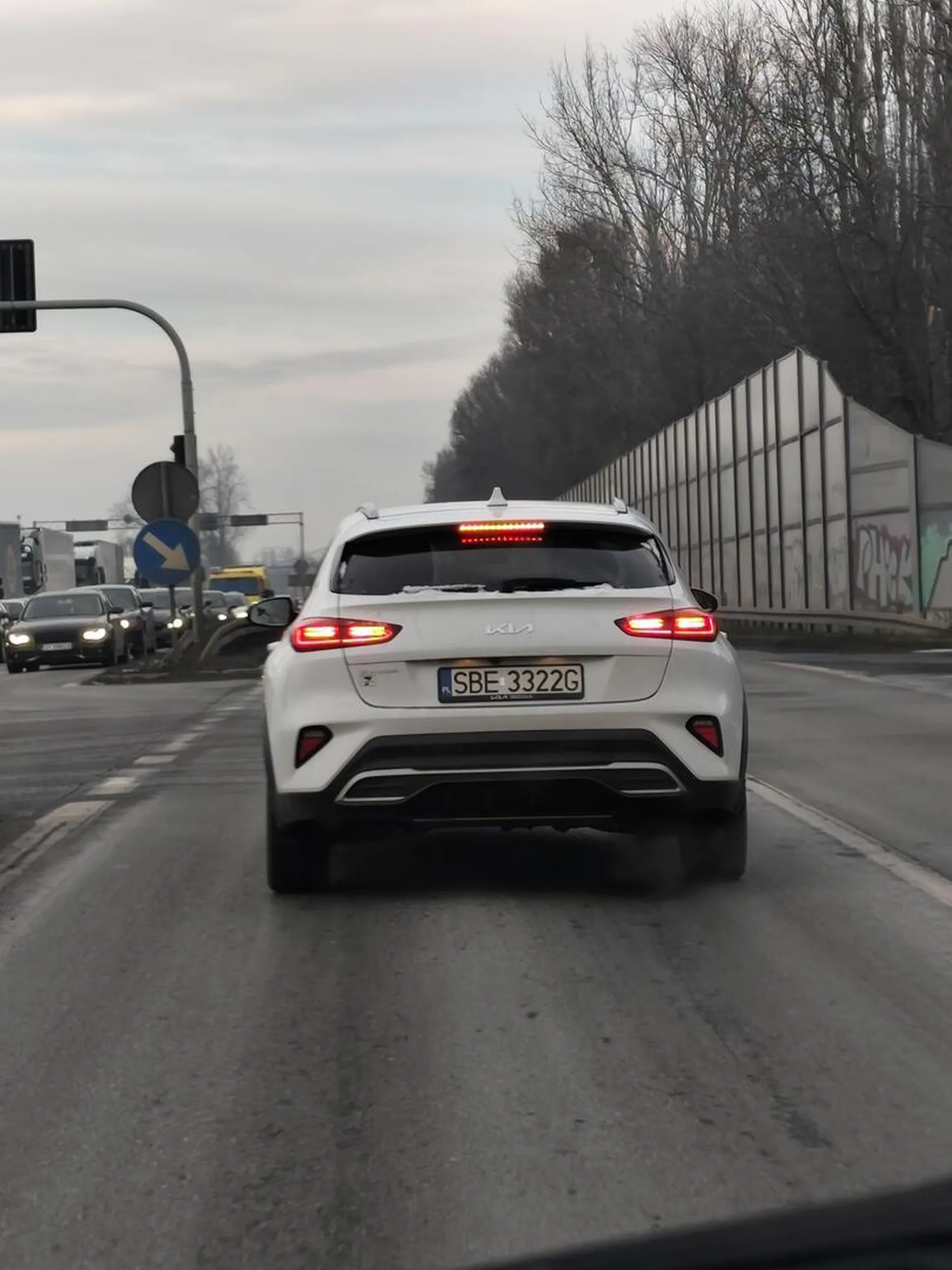 Baba wyjeżdża na czerwonym świetle, a potem stoi na środku czekając na zbawienie gdy można już jechać.