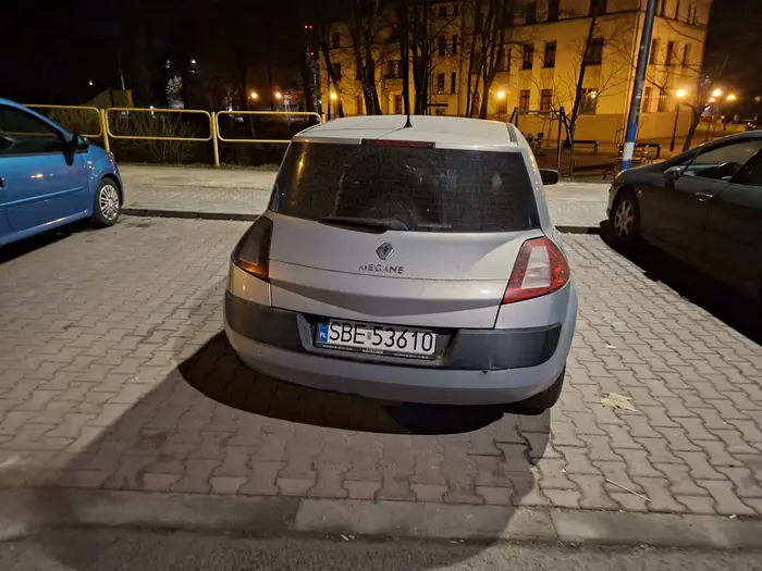 Typowy KU...TA...S parkowania. Zaparkował tak że inny z auta nie wyjdzie.