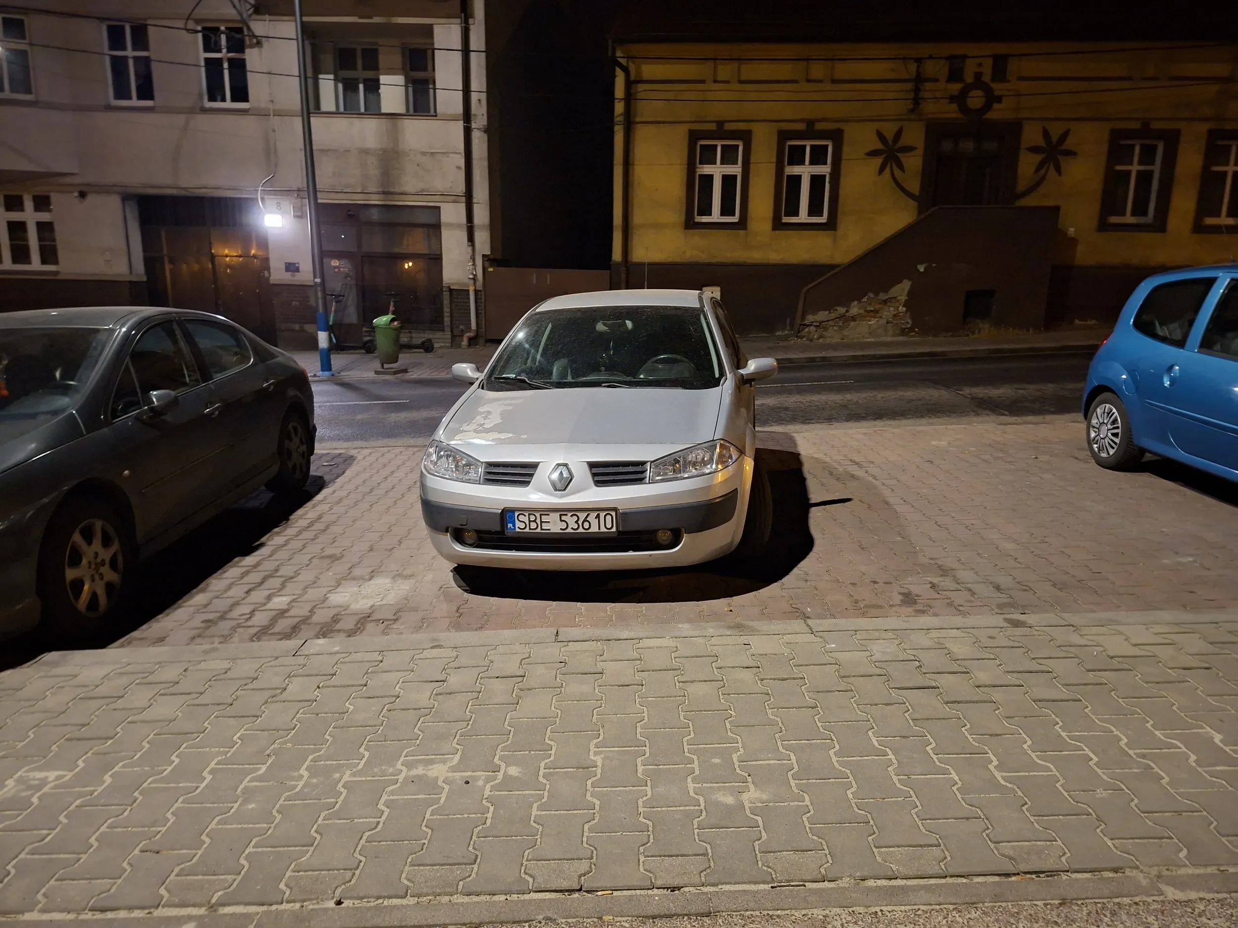 Typowy KU...TA...S parkowania. Zaparkował tak że inny z auta nie wyjdzie.