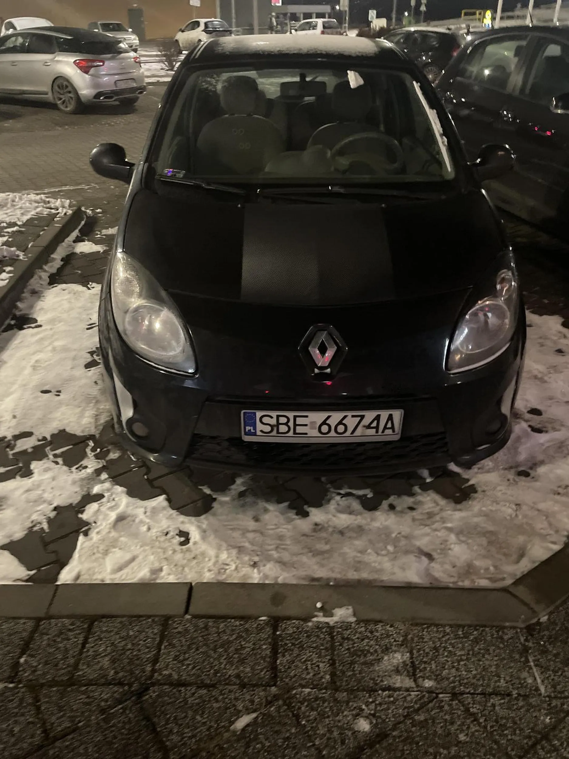 Dwie pizdy w tym samochodzie, jedna na masce druga za kierownicą