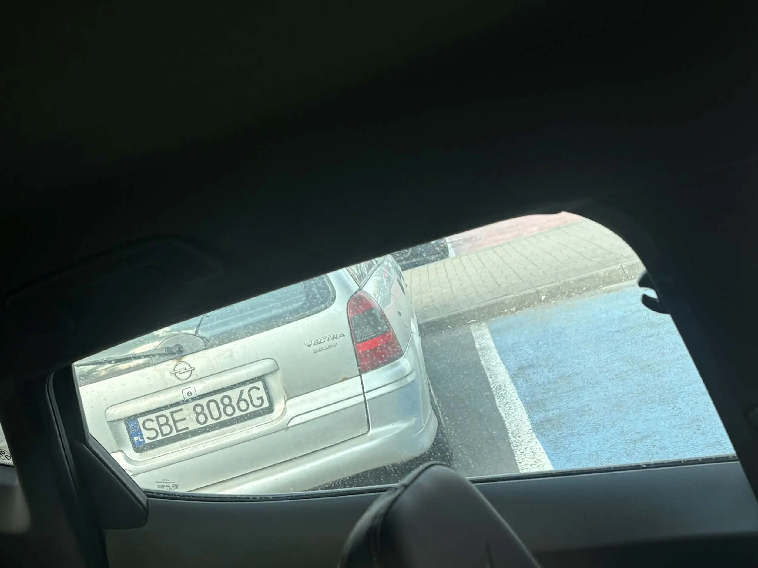 To,że wyglądasz jak połączenie osoby bitej na lany poniedziałek z dzwonnikiem z notre dame nie zobowiązuje Cię do obijania innym drzwiami auta,a jak już to robisz na moich oczach,wystarczy powiedzieć przepraszam P.S Nie pozdrawiam