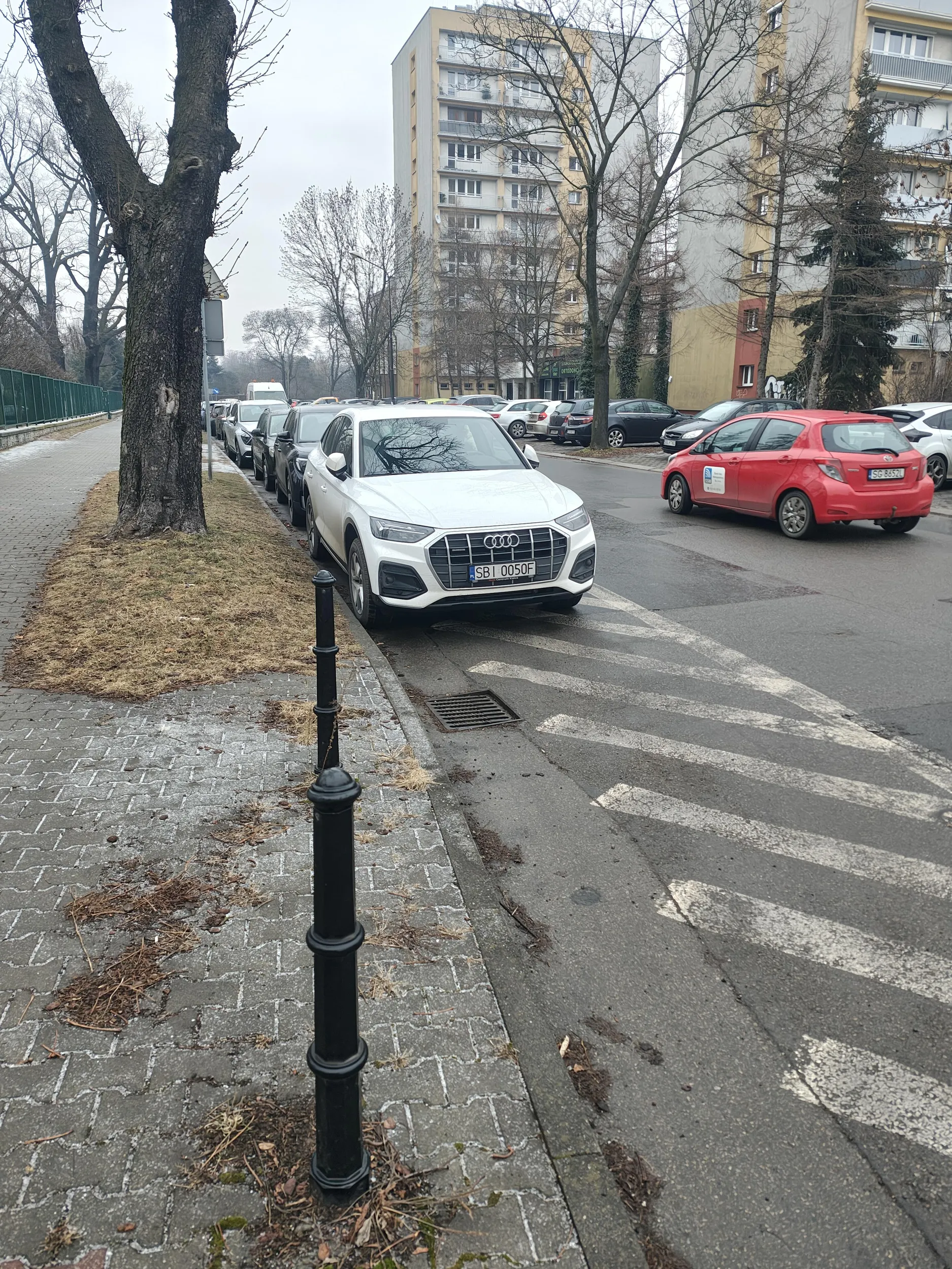 Nieznajomość przepisów powinna doprowadzić do usuwania takich kierowców z drogi. Egocentryczne dzieci bez umiejętności parkowania....