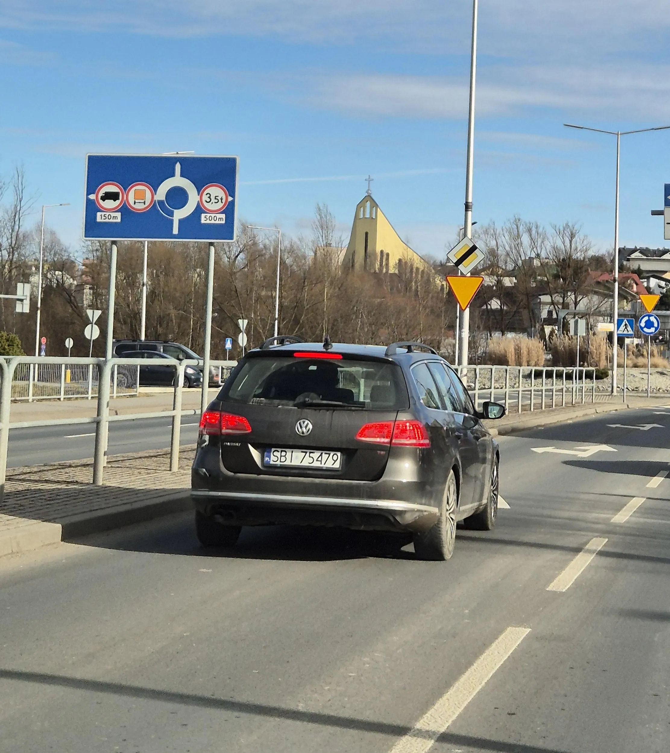 Nie przestrzega ograniczeń prędkości, nie używa kierunkowskazu..fatalny kierowca