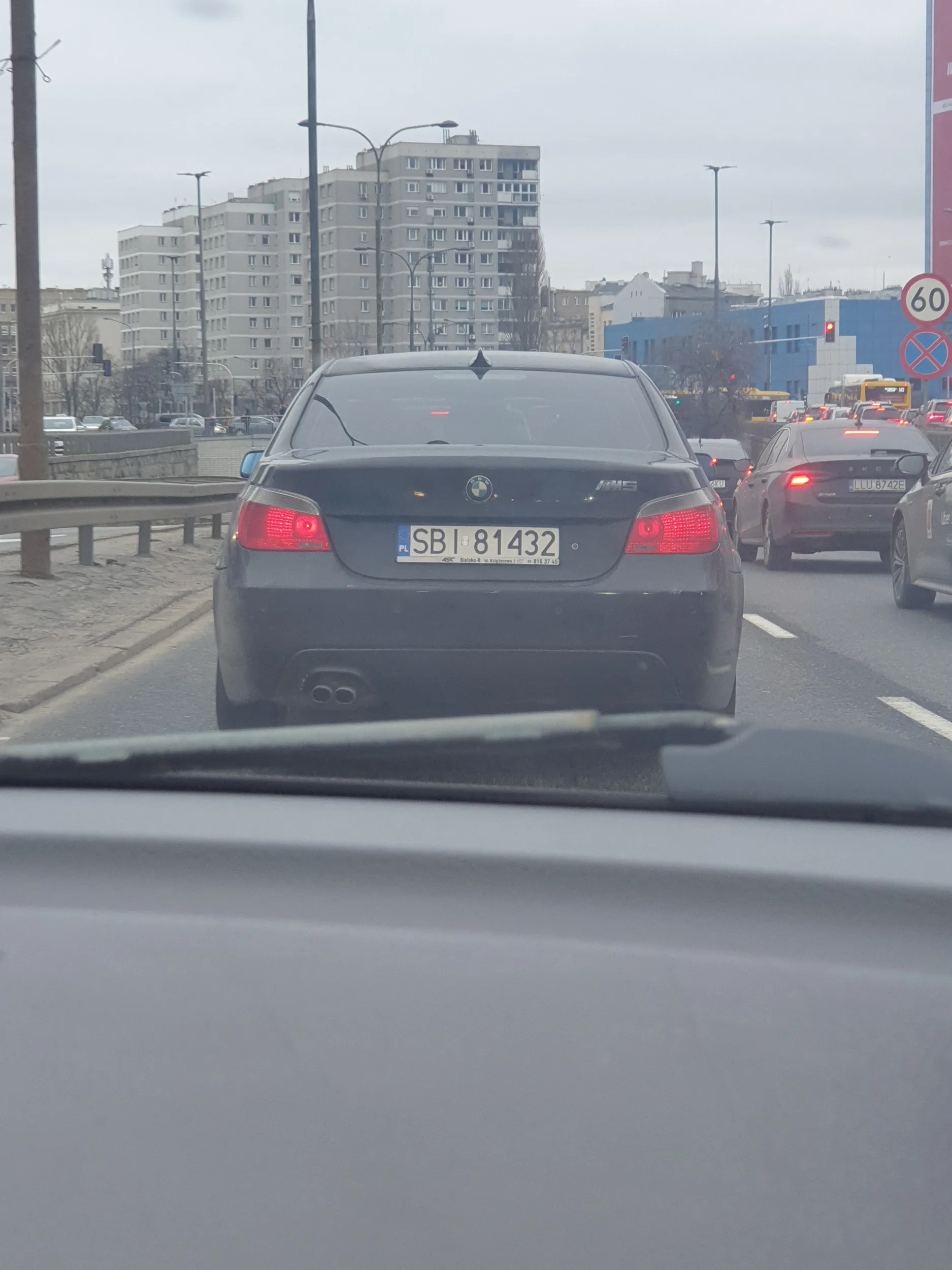 Kierowca chyba myśli że jeżeli posiada bmw to ma jakieś specjalne przywileje i linia ciągła go nie obowiązuje. Na ostrzegawczy klakson facet zaczął się unosić.