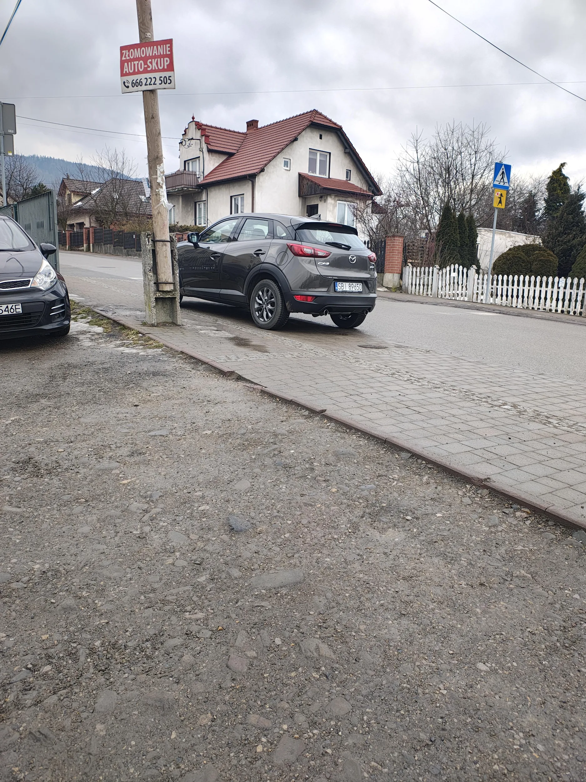 Zasłonił przejście dla pieszych przy szkole i zadowolony.