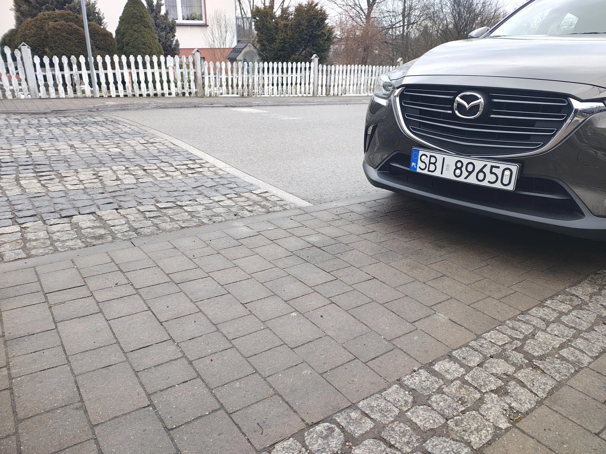 Zasłonił przejście dla pieszych przy szkole i zadowolony.