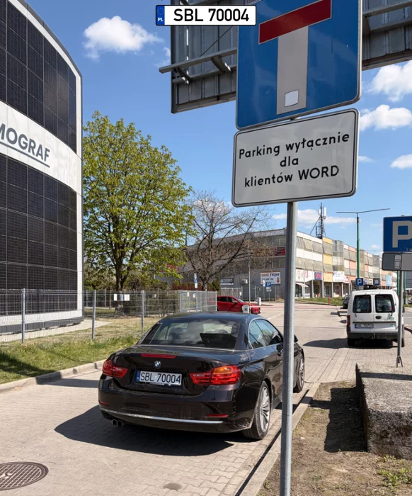 Naucz się parkować imbecylu, a nie stoisz na środku drogi jeszcze pod WORDem gdzie ludzie zdają egzaminy i pewnie stresują się jak widzą taką ciemnotę jak ty.