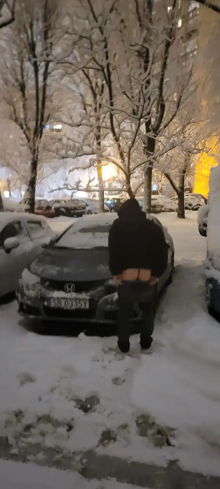 Skandaliczne zachowanie kierowcy który robi erotyczną sesje przed samochodem pod blokiem