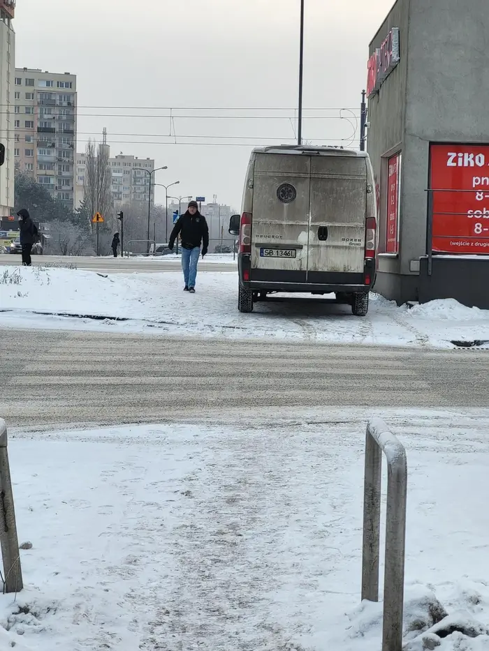 Po prawo są miejsca parkingowe, ale lepiej jest wjechać przez przejście dla pieszych na chodnik, zostawić tam auto, a później jechać wzdłuż po chodniku i wyjechać znów na przejście dla pieszych z sygnalizacją świetlną