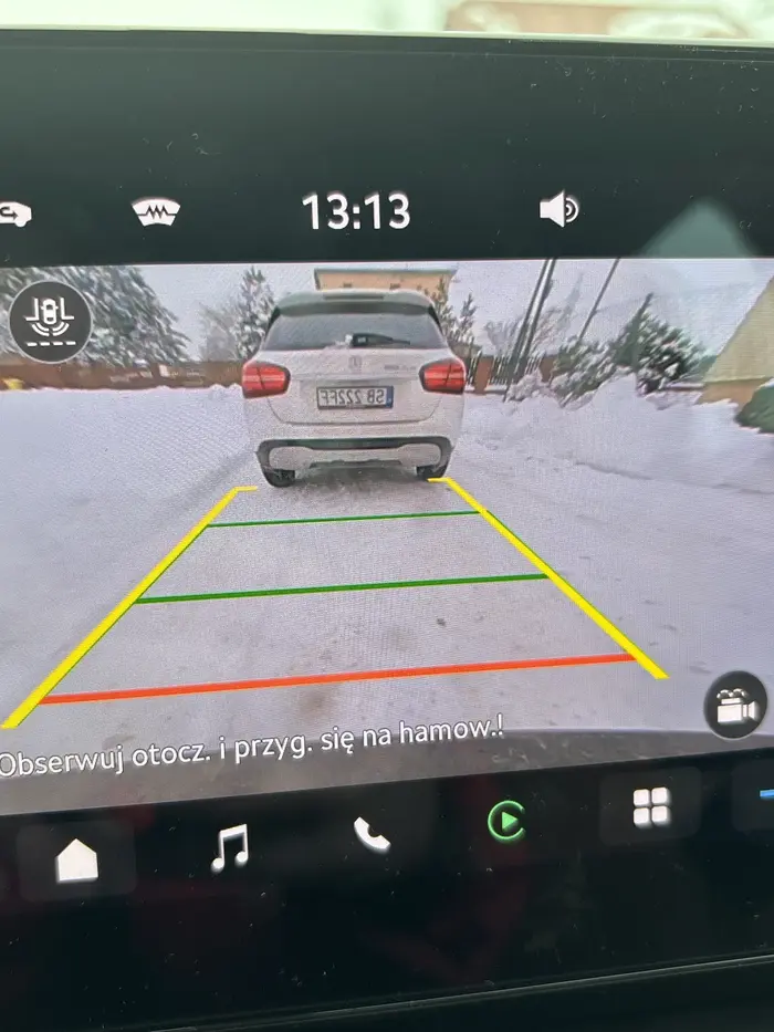 Brak jakichkolwiek umiejętności, prawo jazdy znalezione w chipsach.  Kierowca poruszający się tym samochodem zblokował mnie w wąskiej uliczce na dobre 30min