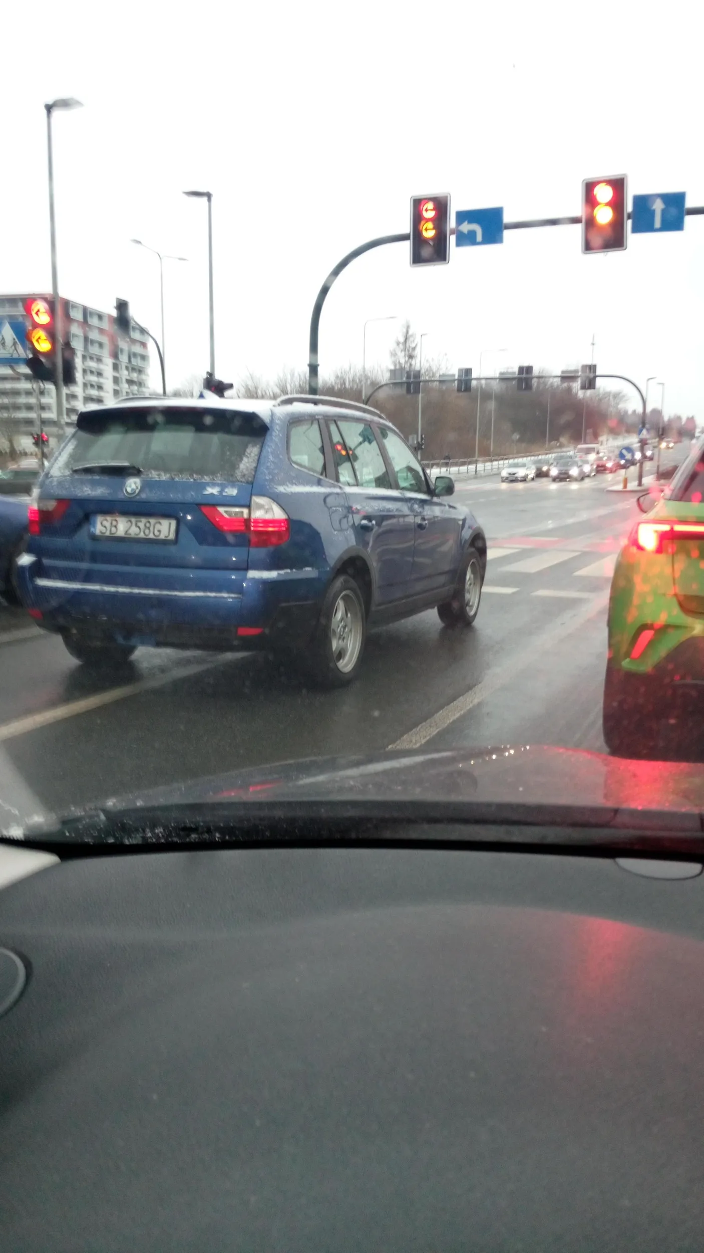 Wymusza z pierwszeństwa. Brak rozwagi.