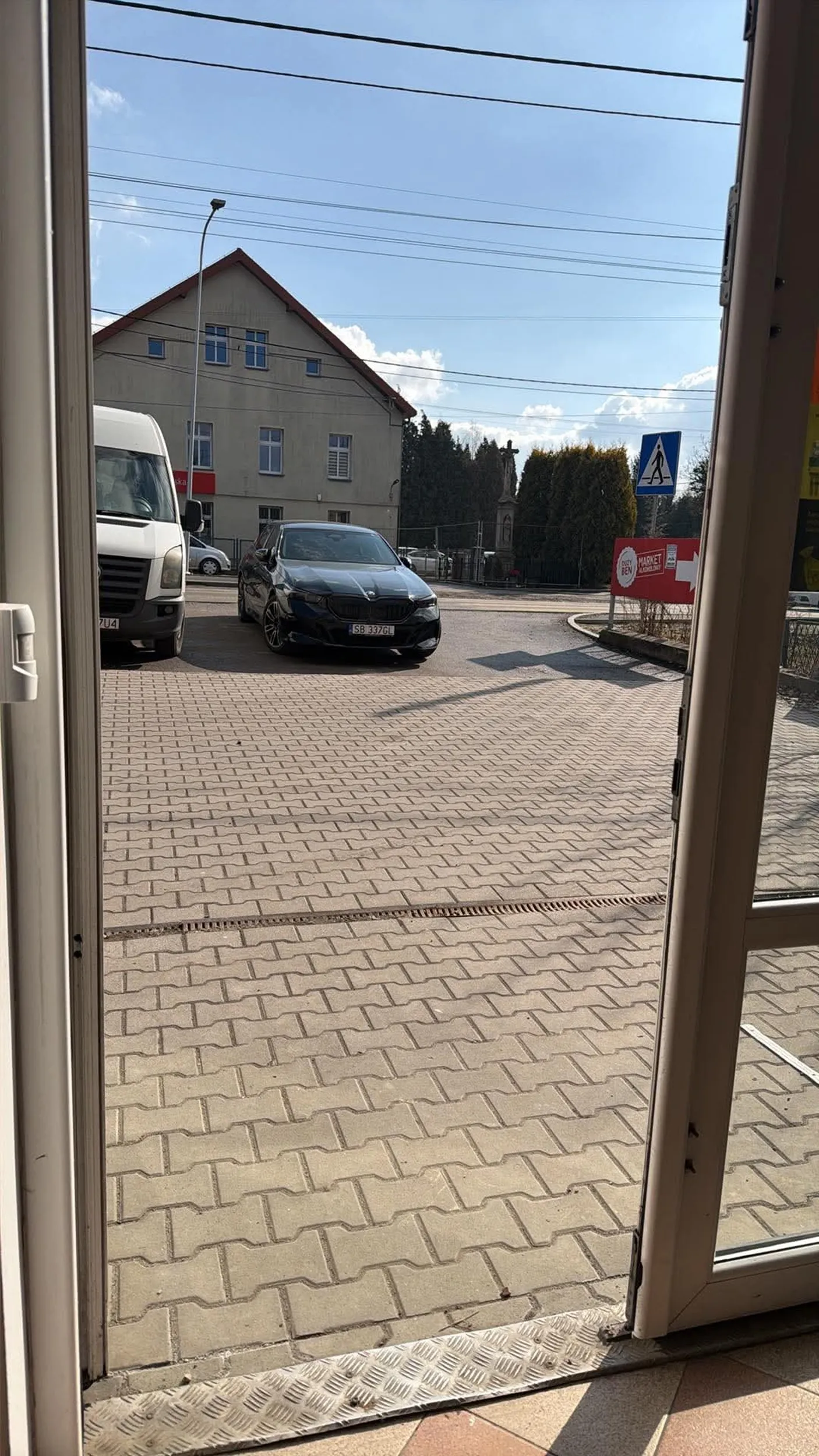 Mimo pustego parkingu przed sklepem kierowca inteligencją nie grzeszy i parkuje na środku wjazdu