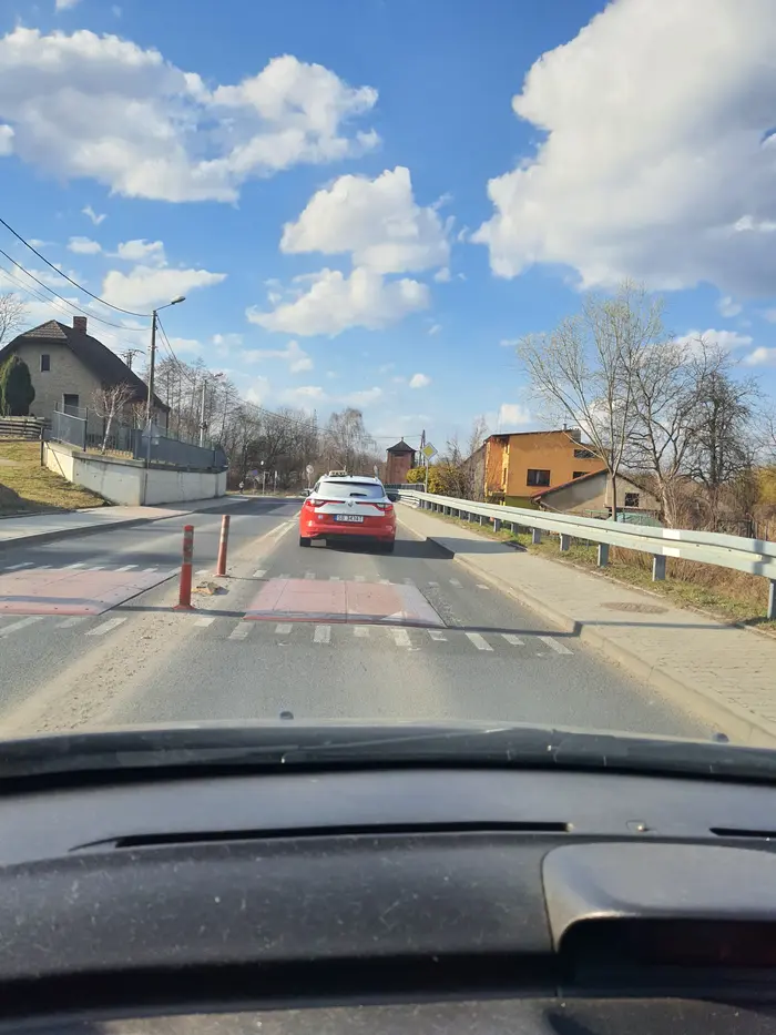 Ten pseudo kierowca nie patrzy na innych dziś prawie robiliśmy się przez tego zje... wiedział że zawinił ale miał to w głębokim poważniu jeszcze wyskoczył z jakimiś pretensjami szkoda mi jego pasażerów bo nie wiedzą z kim podróżują