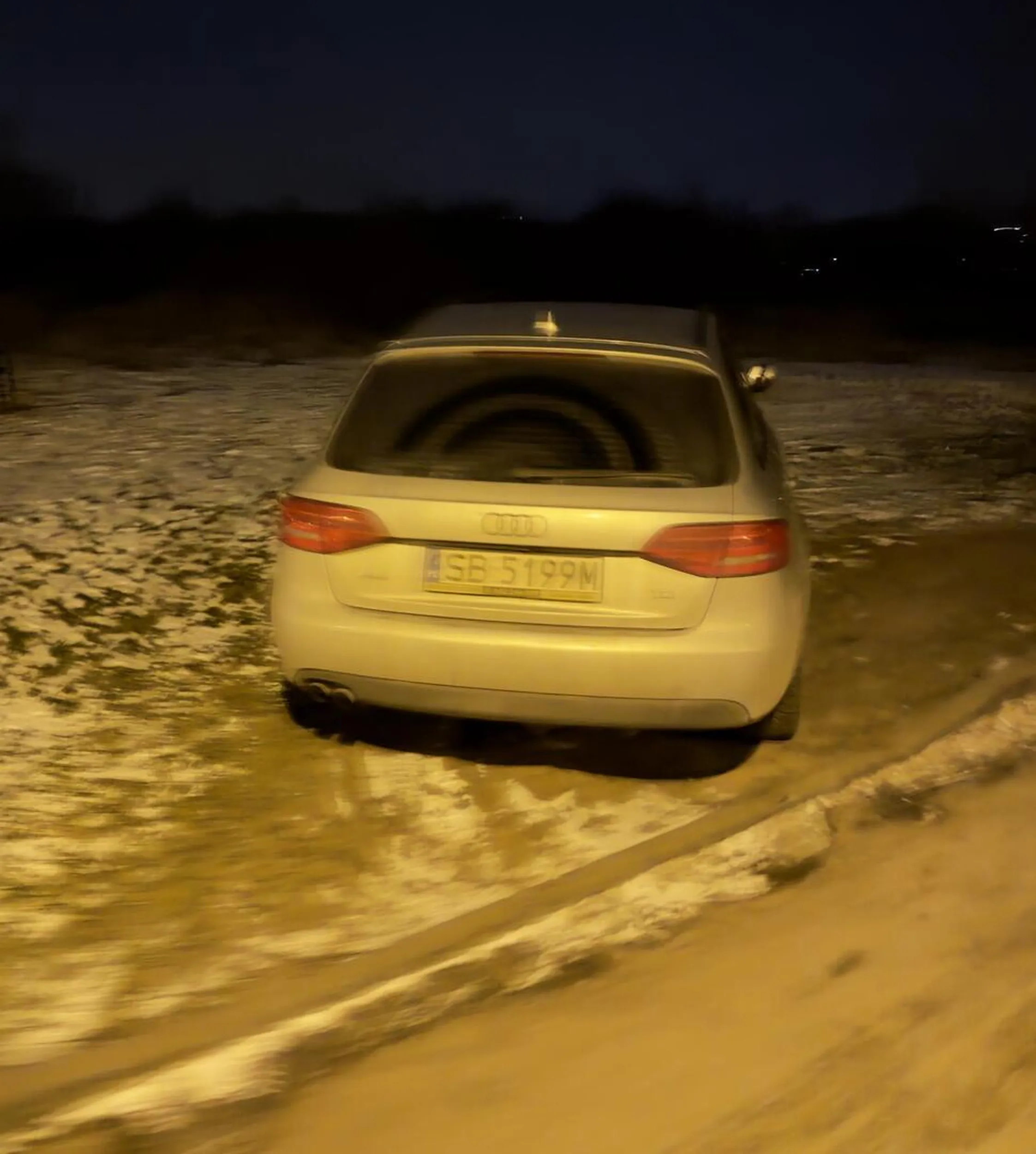 Kałdi parkuje na zieleni. Obok masz parkingi deklu.