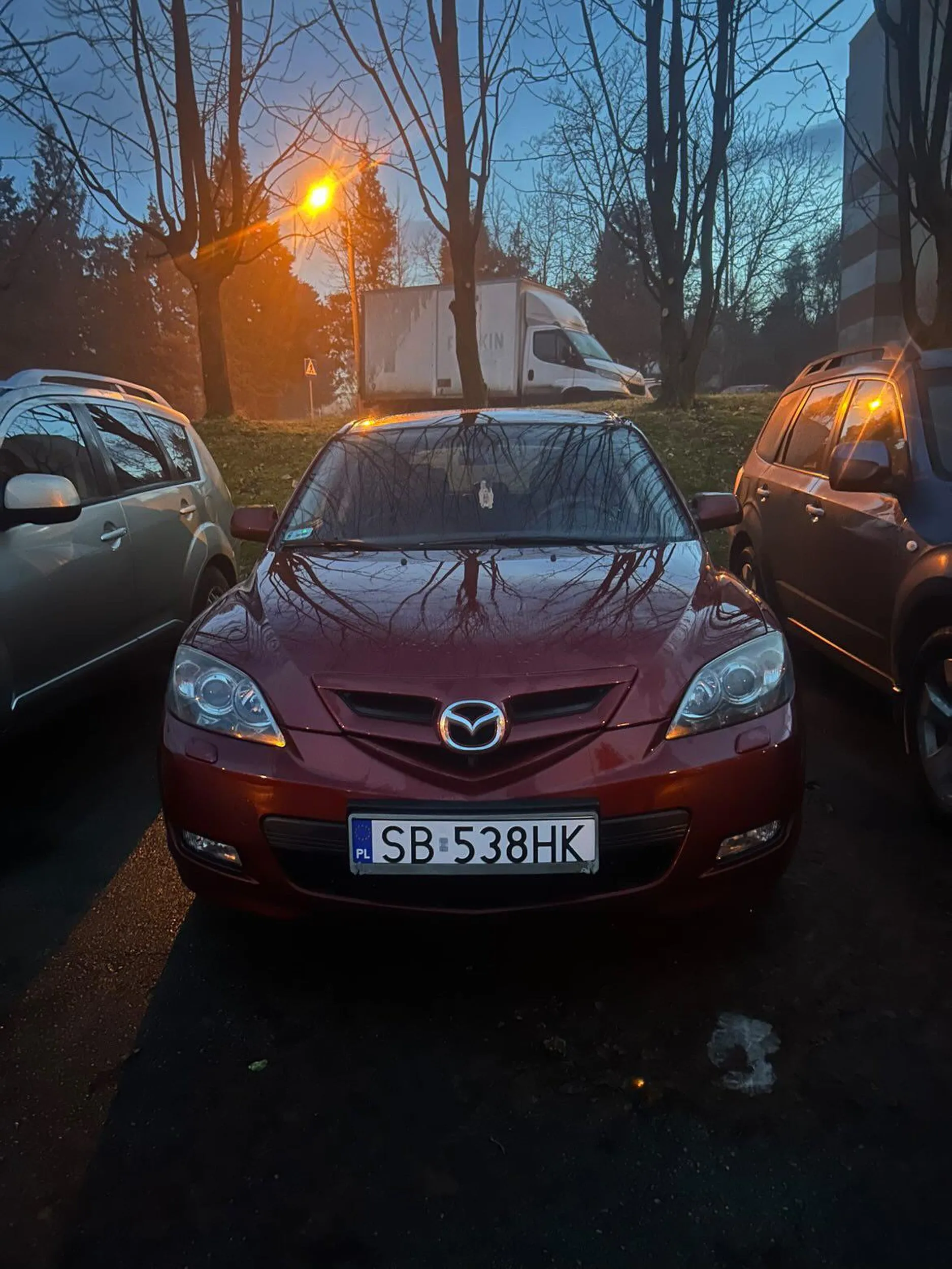 Samochód sprawia zagrożenie na drodze, jedzie na drodze z ograniczeniem prędkości do 60km/h 140 siejąc przy tym panikę wśród innych kierowców. Podejrzewam, że kierowca samochodu był nietrzeźwy