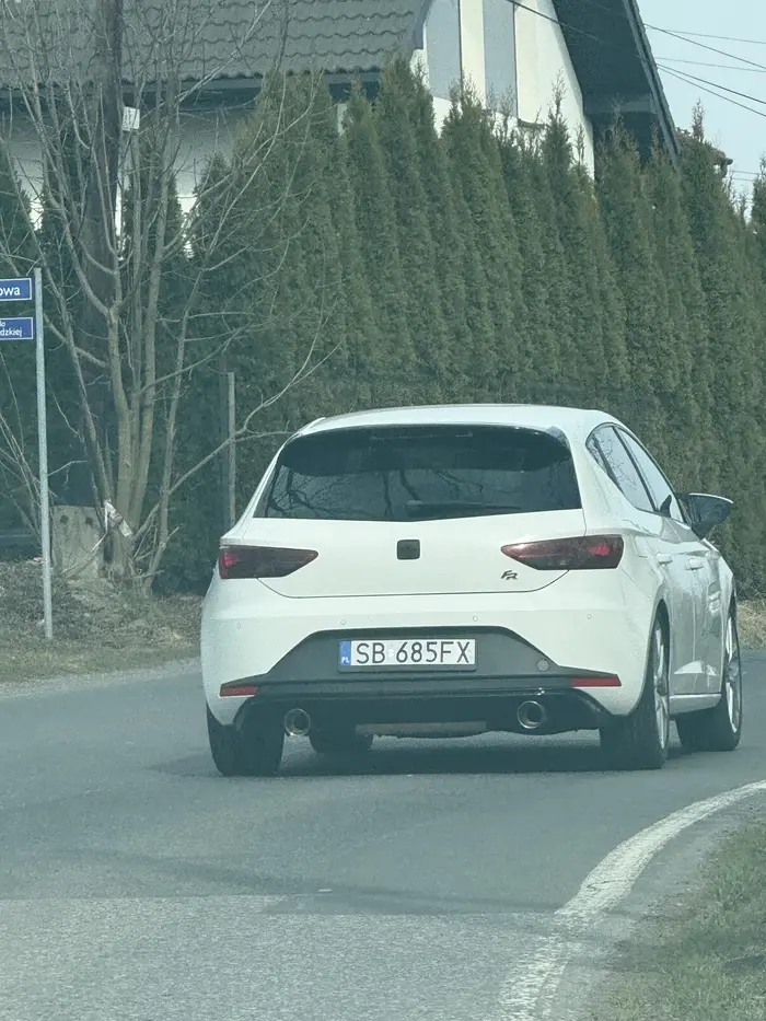 Nie polecam kierowcy, wyprzedzając mnie na zakręcie prawie wjechał w nas i ciężarówkę. Prawko wygrane chyba w laysach