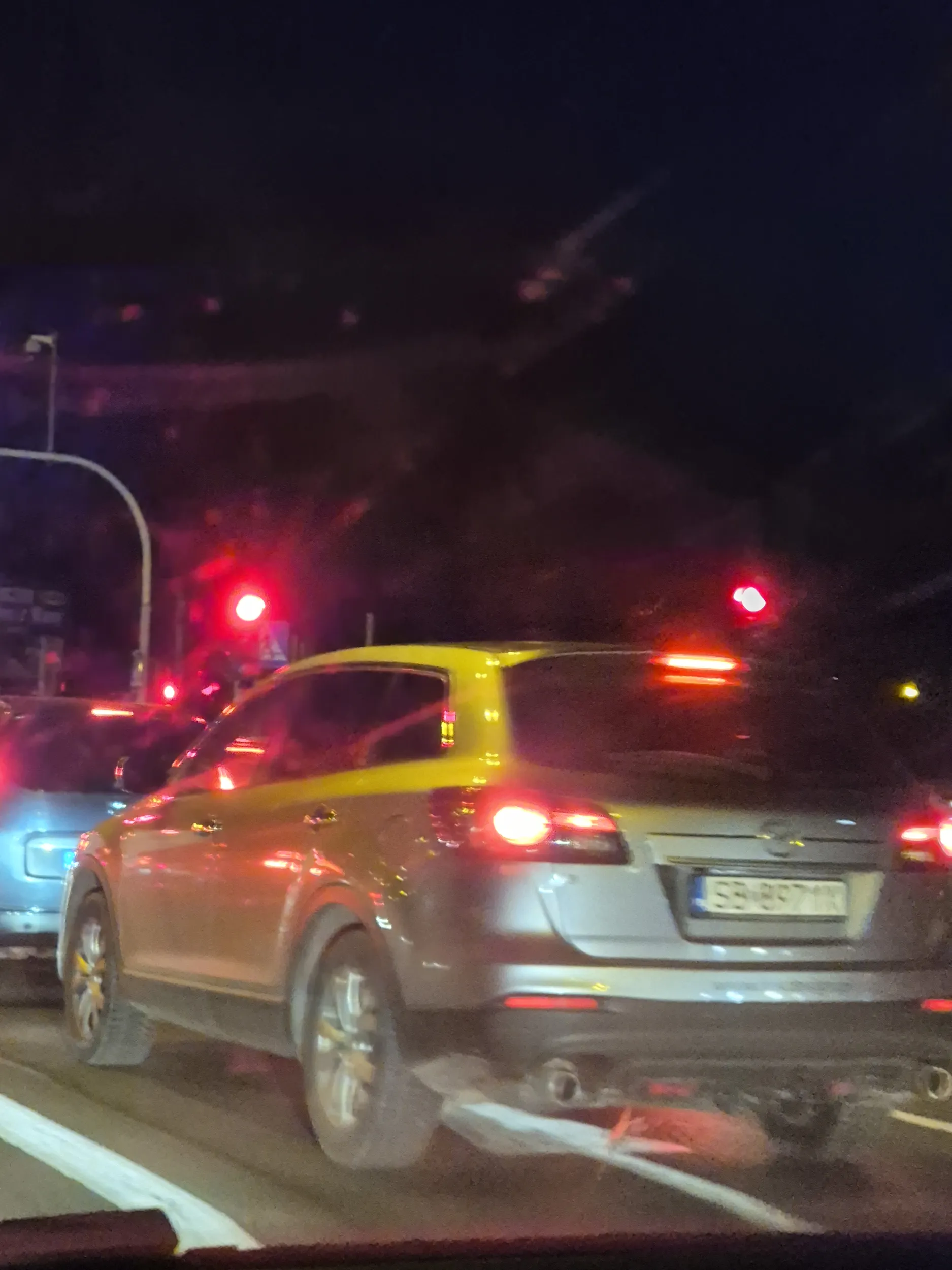 Co za tragiczny kierowca.. siedzi na zderzaku, mimo, że auto przed nim jechało z maksymalną dopuszczalną prędkością.. nie używa kierunkowskazu nawet na drodze ekspresowej, pędzi po ulicach Bielska. Słoma z butów strasznie wystaje temu kierowcy.. dramat jakiś