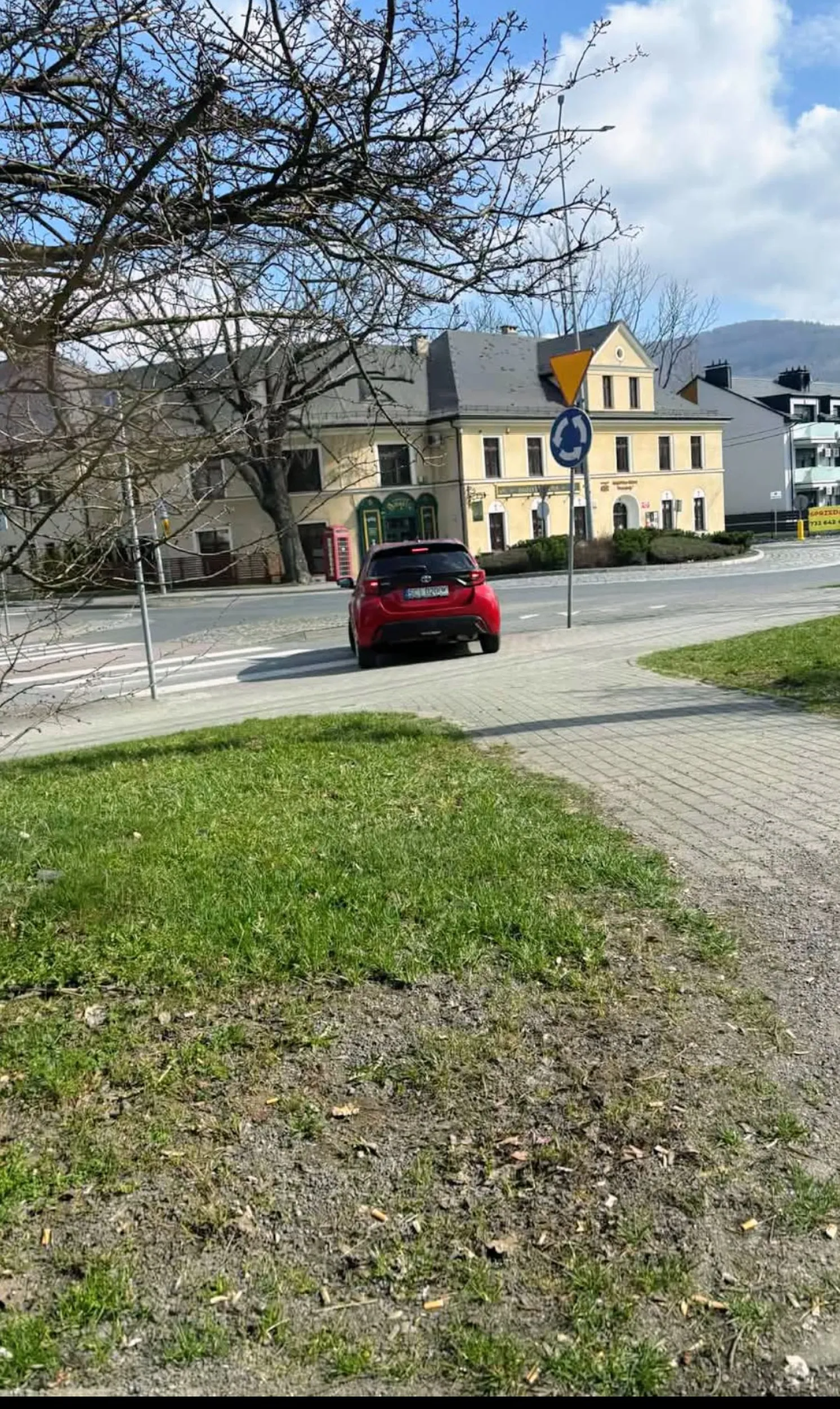 Kolega(żanka) nie umi jedzić chyba zapomniał(ała)  że nie jest pieszym. POZDRAWIAM