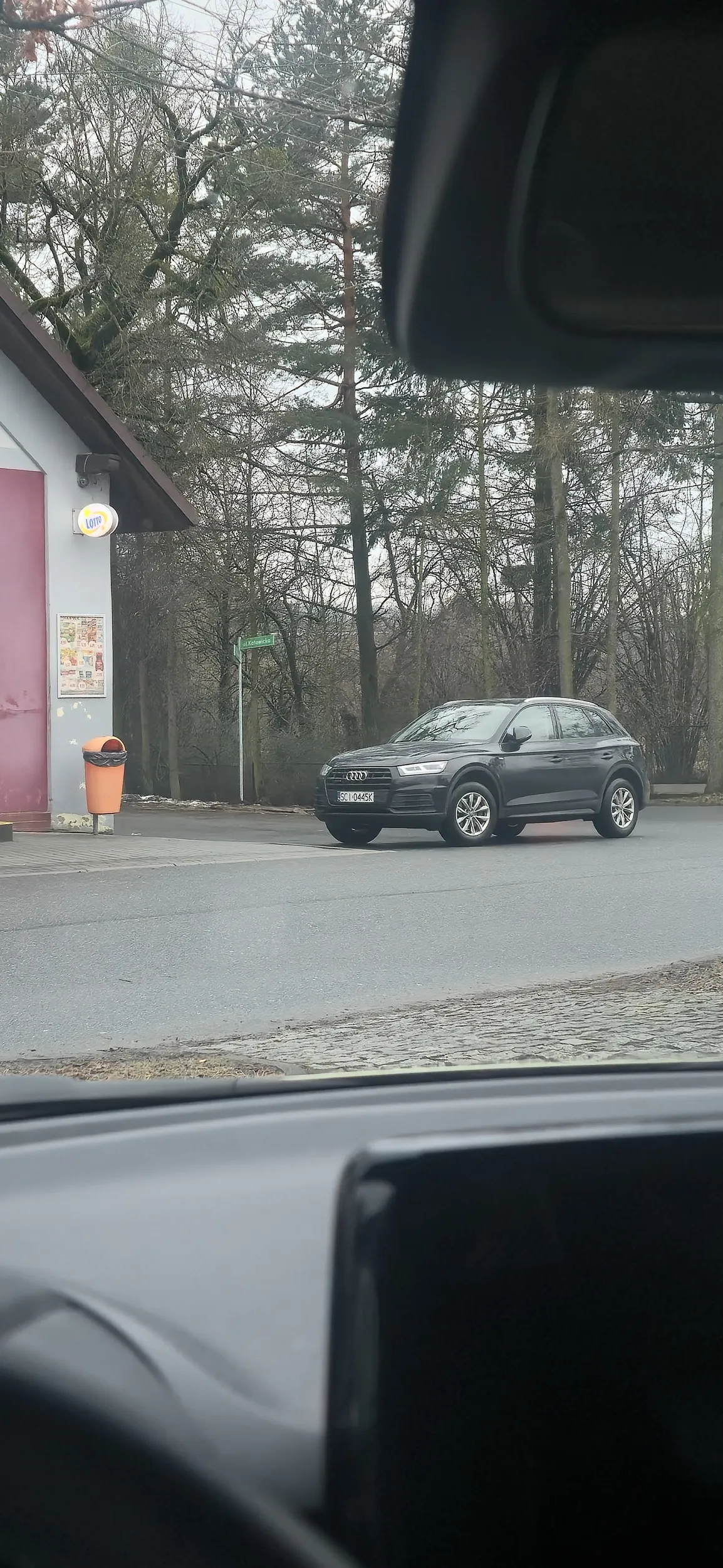Pan jest niepoważny, parkuje pod sklepem doslownie na skrzyżowaniu zaslanaiajac widok wyjeżdżającym samochodą z pod znaku STOP