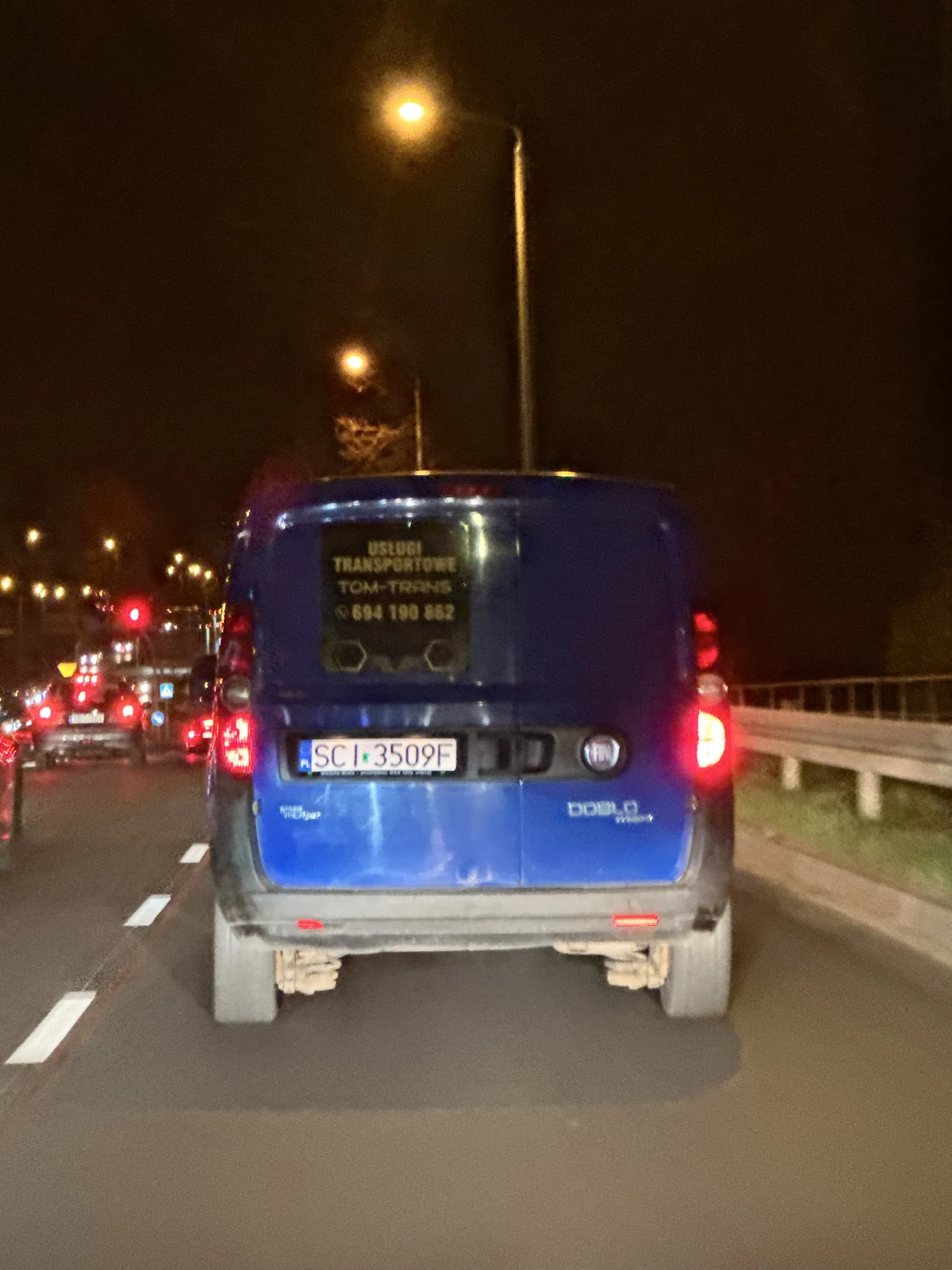 Palant. Przy skrzyżowaniu ulicy żywieckiej z Gen. Bora Komorowskiego są dwa pasy do skrętu w lewo. Geniusz zaczął skręcać lewym pasem i naglę przeszedł na prawy prawie wjeżdżając we mnie a potem jechał 5 na godzine