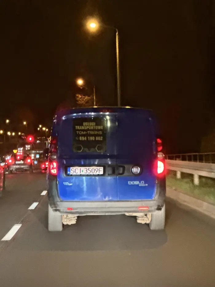 Palant. Przy skrzyżowaniu ulicy żywieckiej z Gen. Bora Komorowskiego są dwa pasy do skrętu w lewo. Geniusz zaczął skręcać lewym pasem i naglę przeszedł na prawy prawie wjeżdżając we mnie a potem jechał 5 na godzine