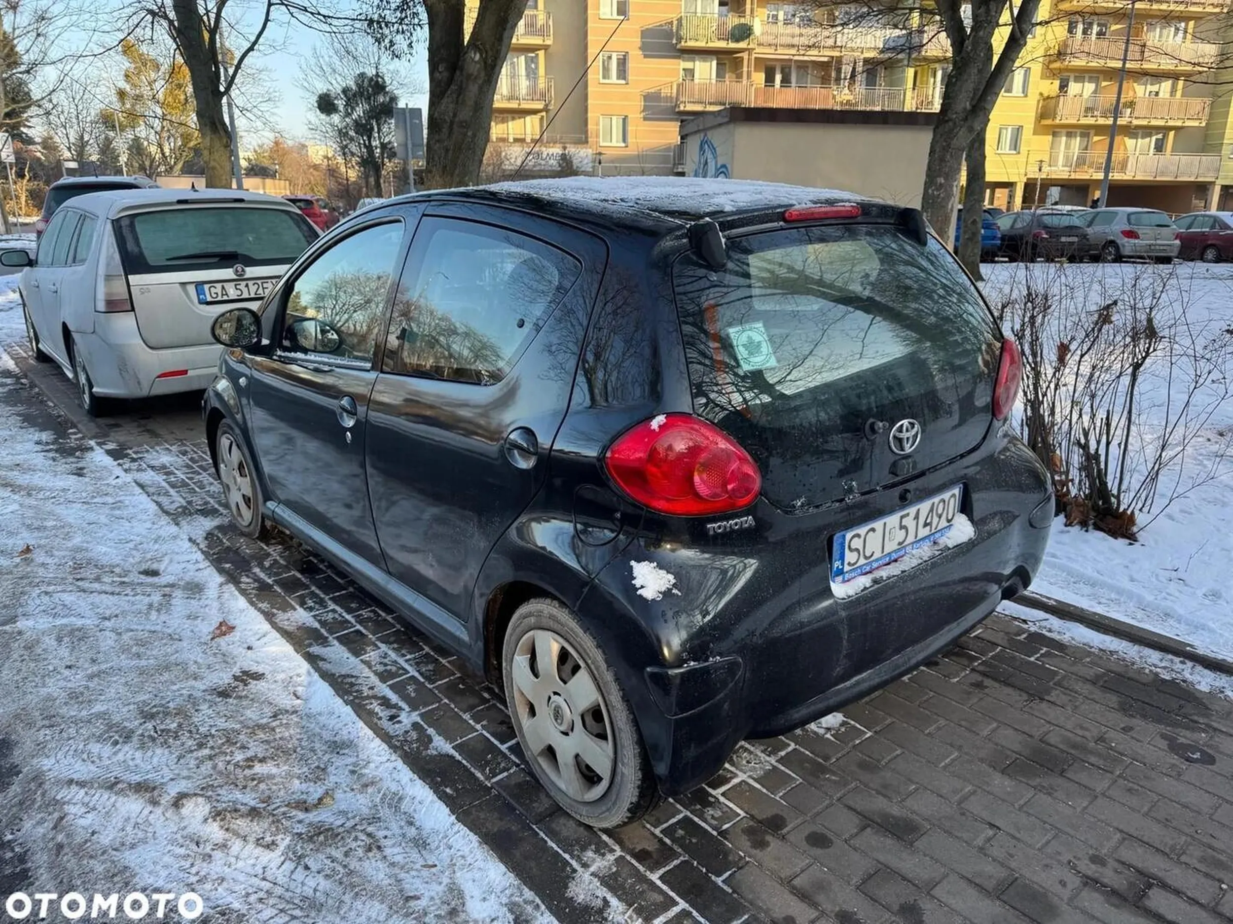 zielony listek uprawnia do parkowania na całej szerokości chodnika? jeszcze sie tym chwali na otomoto