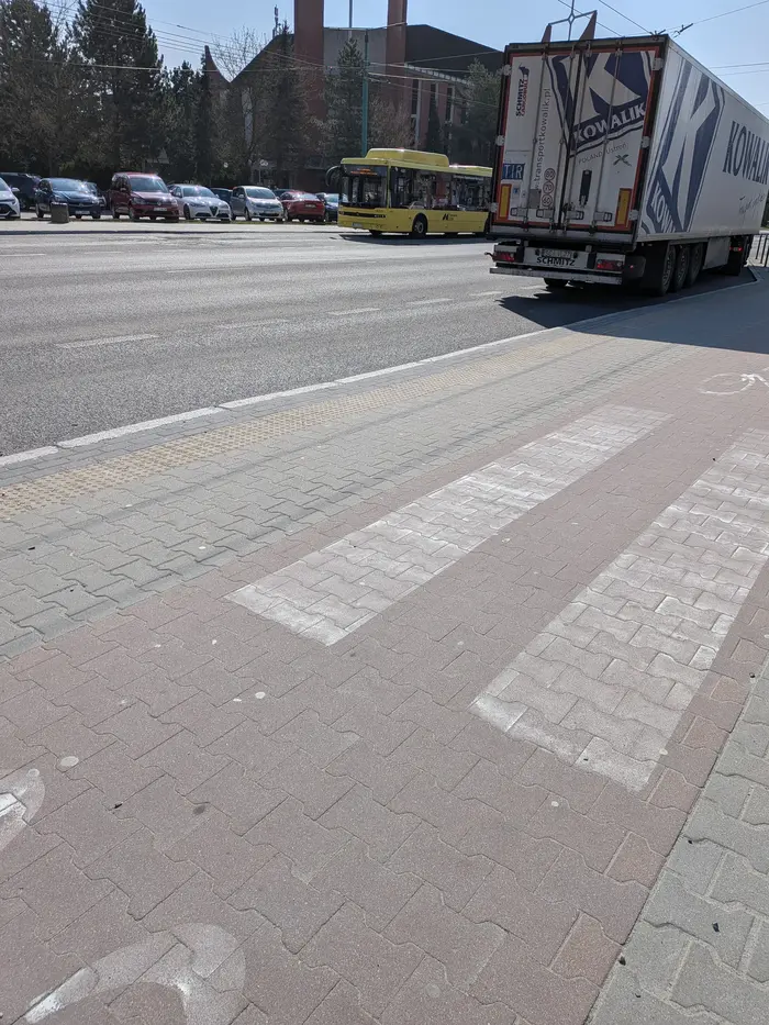 Parkuje na zatoce przystankowej i idzie do piekarni.