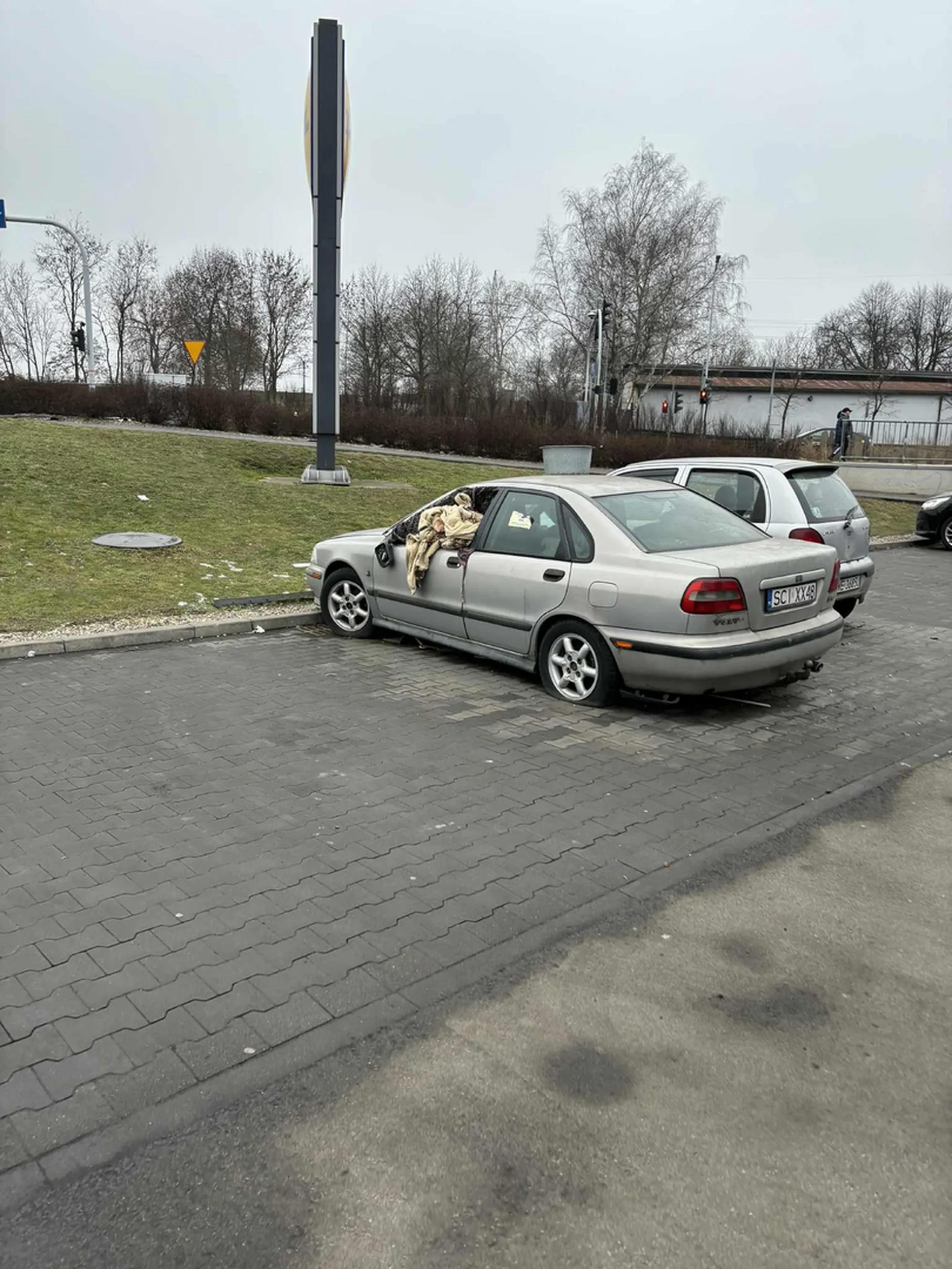 Auto po 2 latach od ostatniego komentarza jest jeszcze bardziej zniszczone.