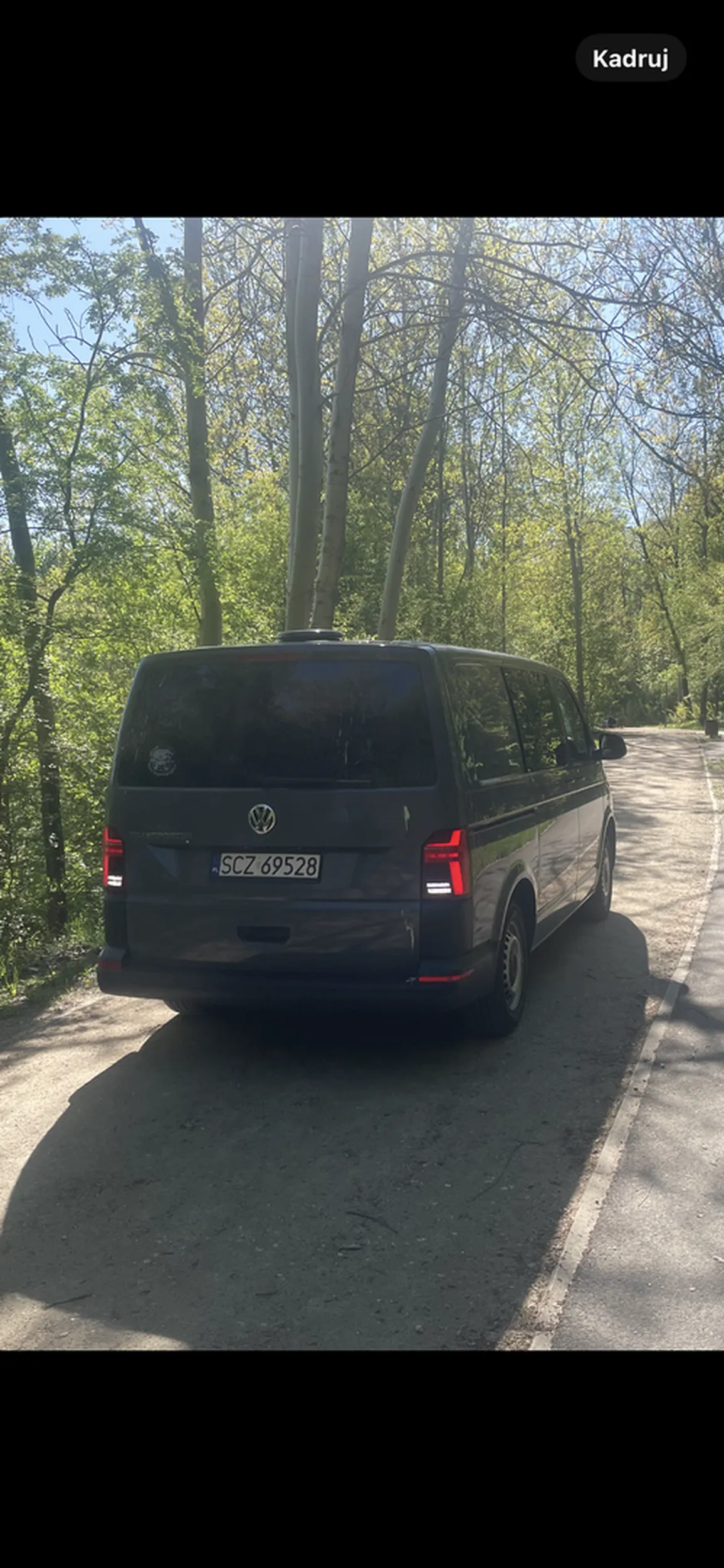 Nieoznakowany pojazd policji porusza się po ścieżce dla pieszych