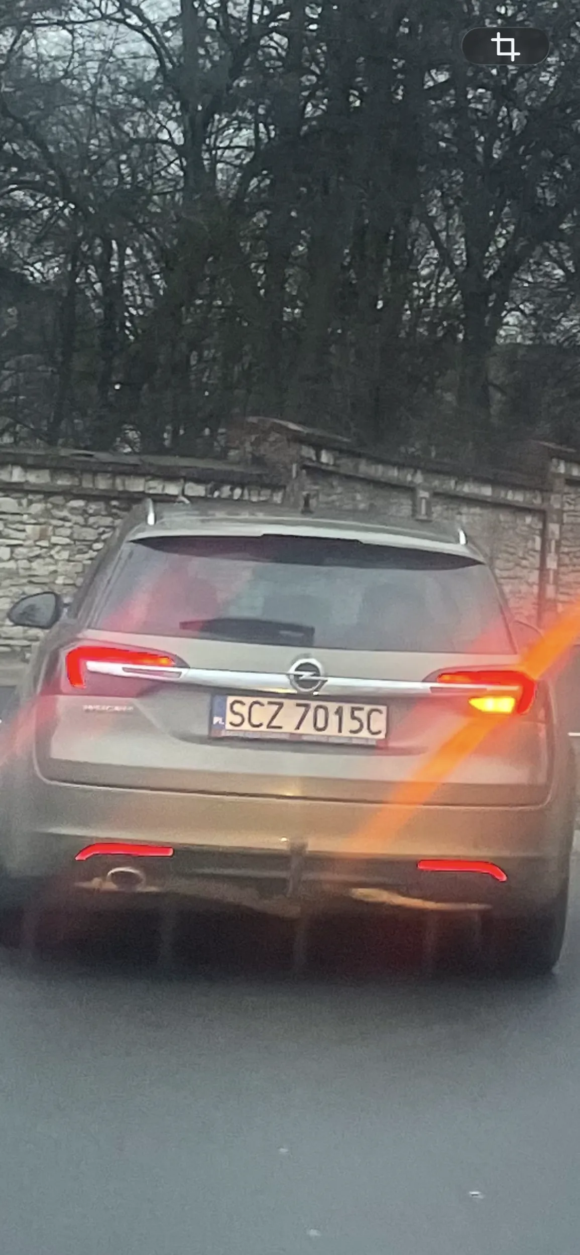 Kierujący porusza się z nadmierną prędkością w strefie ograniczenia prędkości i nie używa kierunkowskazów.