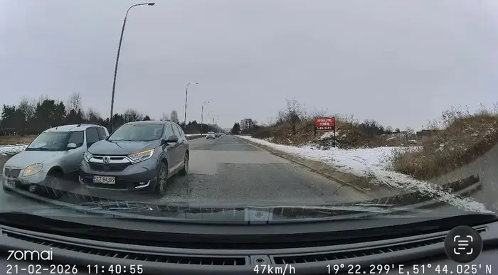 Pozdrawiam środkowym palcem śmiecia w Hondzie. Wyprzedza w Łodzi na maratońskiej na czołówkę doskonale śmieć widział auta jadące z naprzeciwka. Moim zdaniem powinien odpowiedzieć karnie za swoje manewry.
