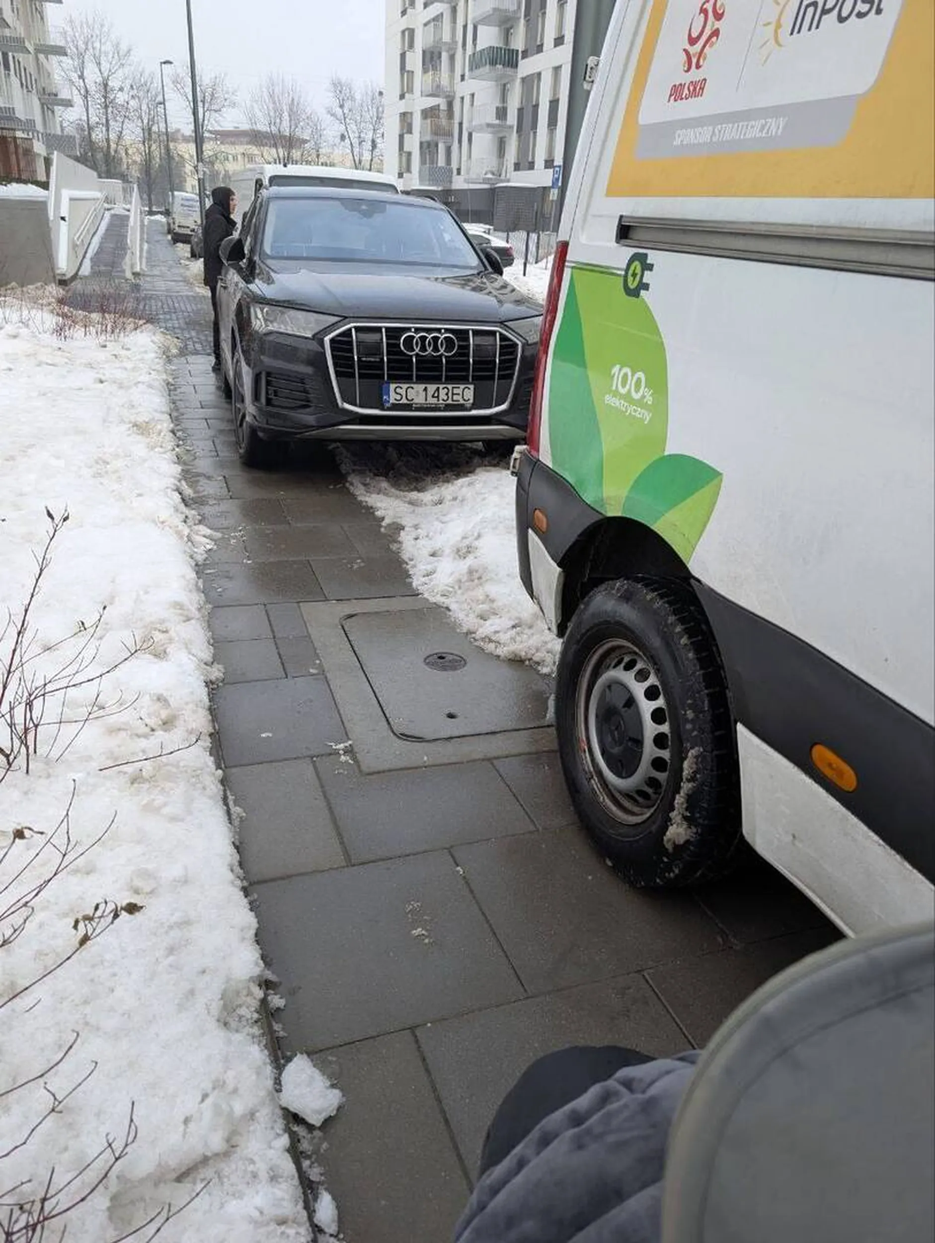 ja rozumiem stanąć kawałek na chodniku, ale nie całym samochodem...