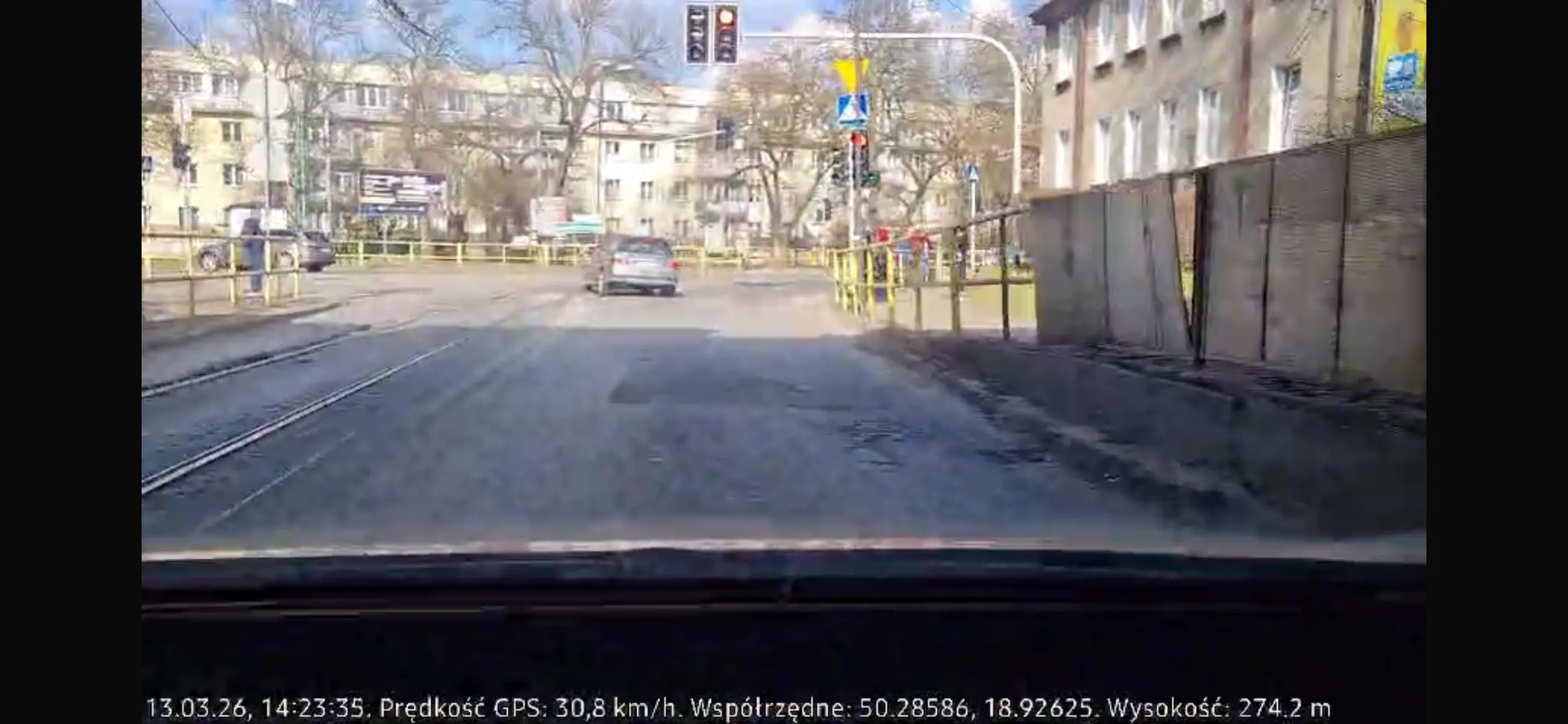 Wymusza pierwszeństwo, przejeżdża na czerwonym. Idealne potwierdzenie stereotypu o kierowcach bolidów młodzieży wiejskiej