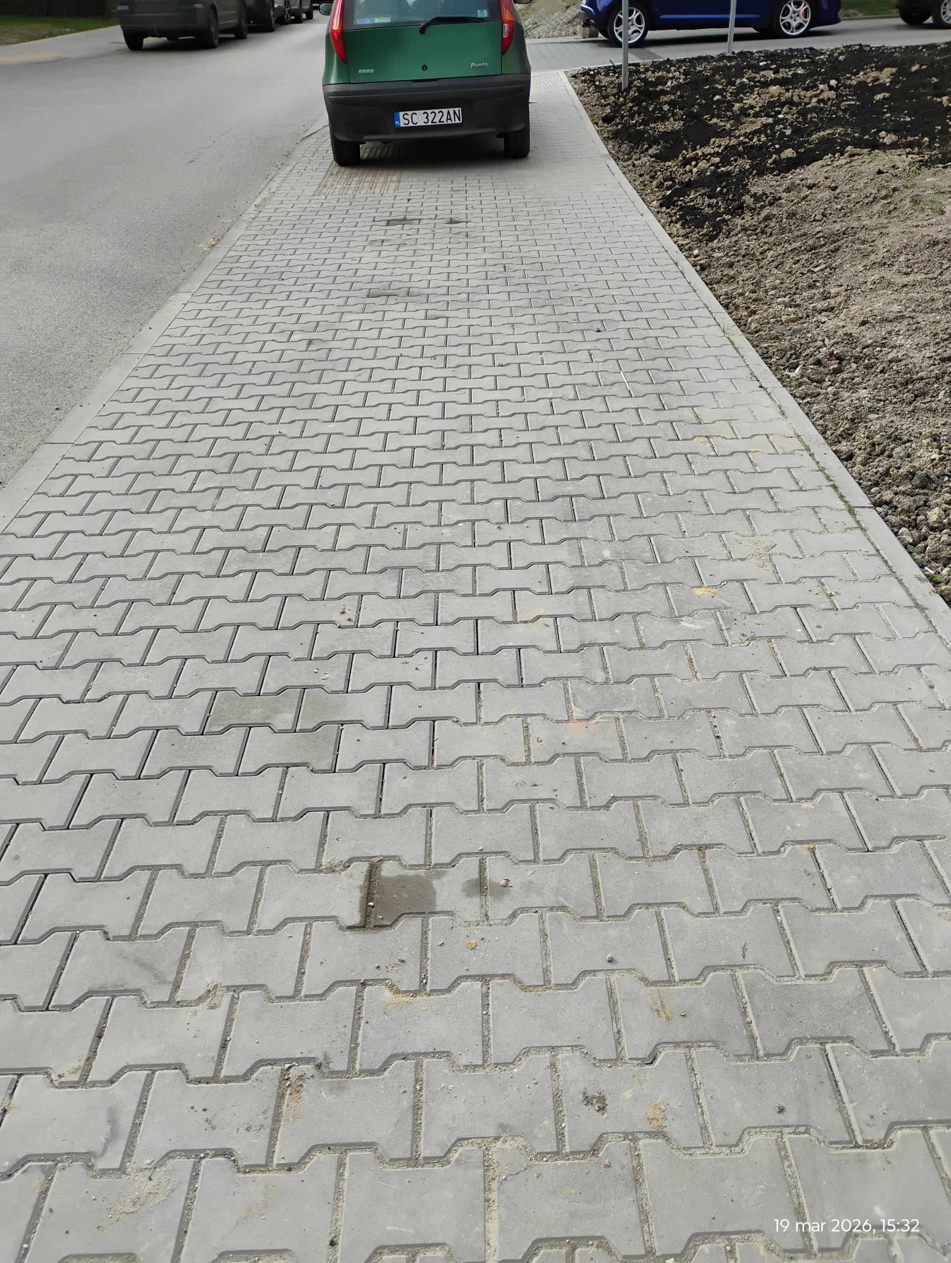 szrot stoi na chodniku