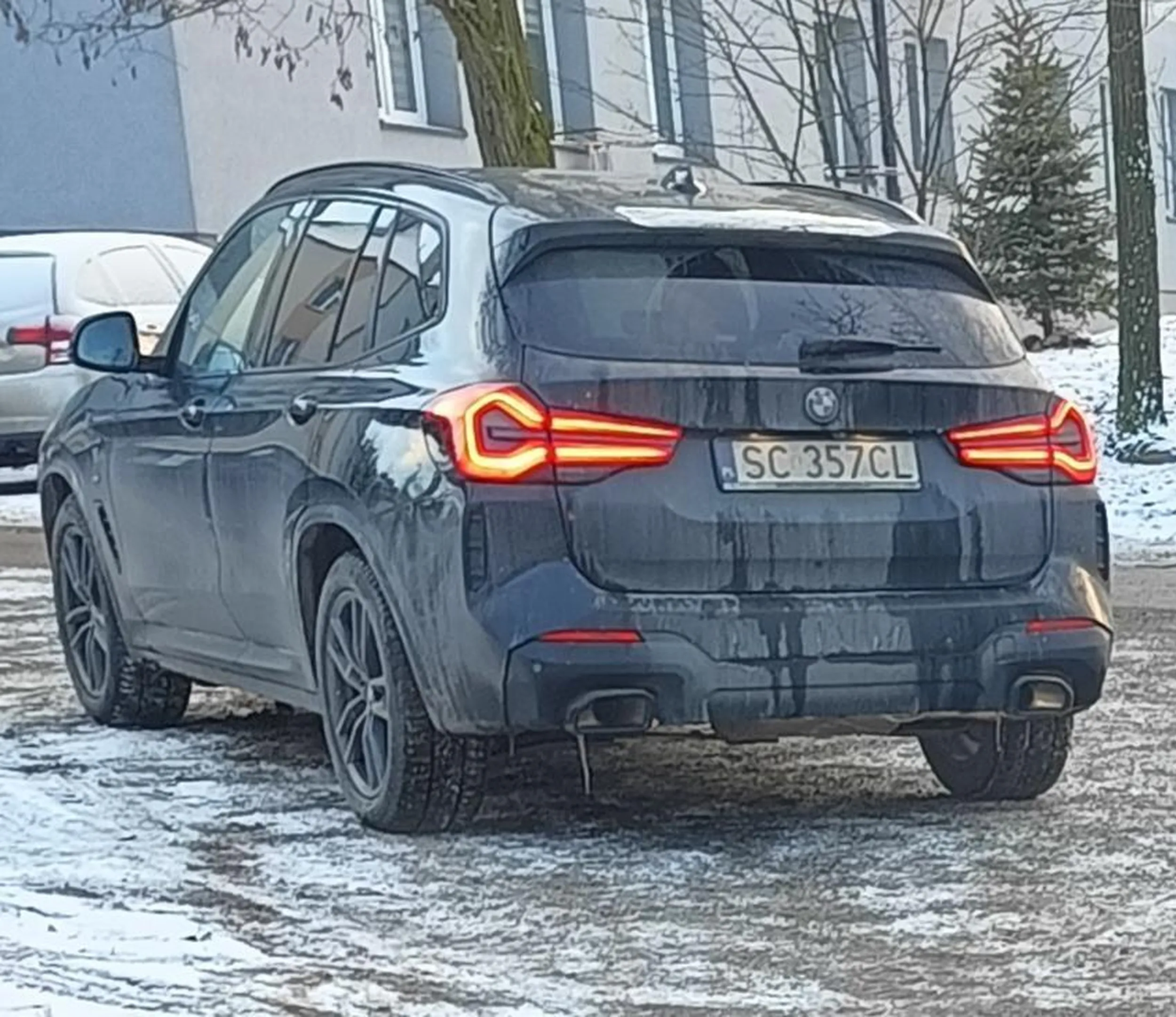 Naucz się tępa babo wrzucać kierunkowskaz bo nie wiadomo gdzie chcesz jechać, a skręcasz w ost chwili!!! No ale...w BMW... Kierunki zbędne...