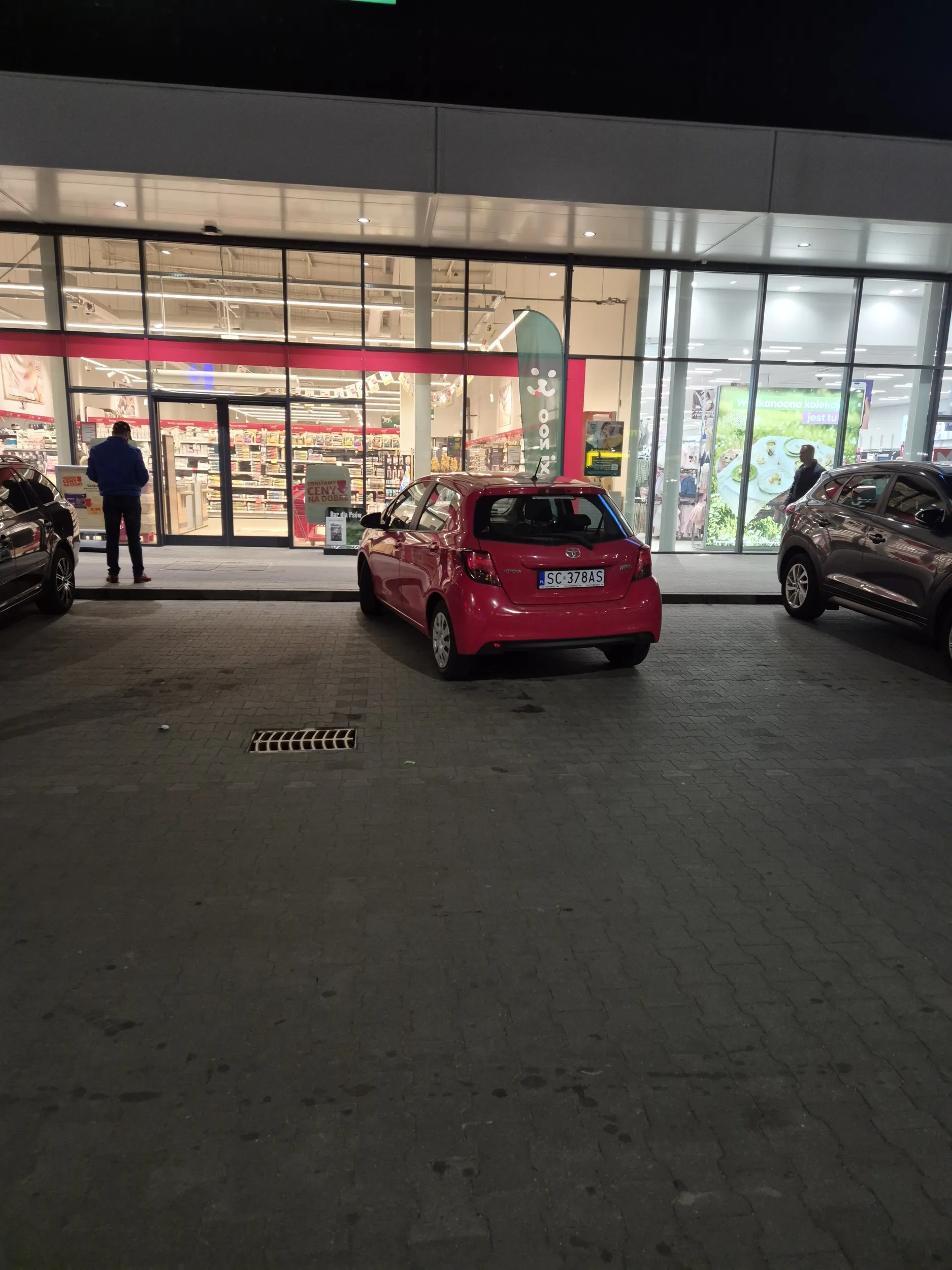 Gratulacje zajęcia trzech miejsc parkingowych. Nagrodą powinno być odebranie prawa jazdy