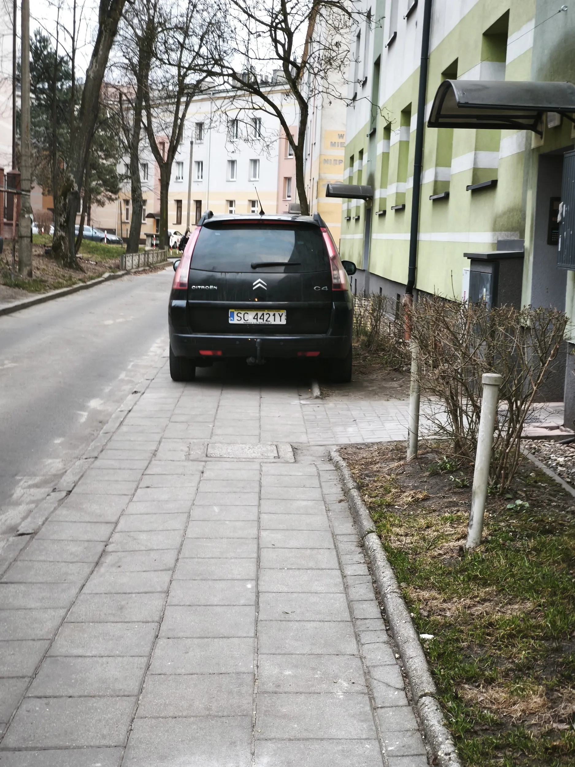 Postawi taki auto na chodniku i omijaj go.