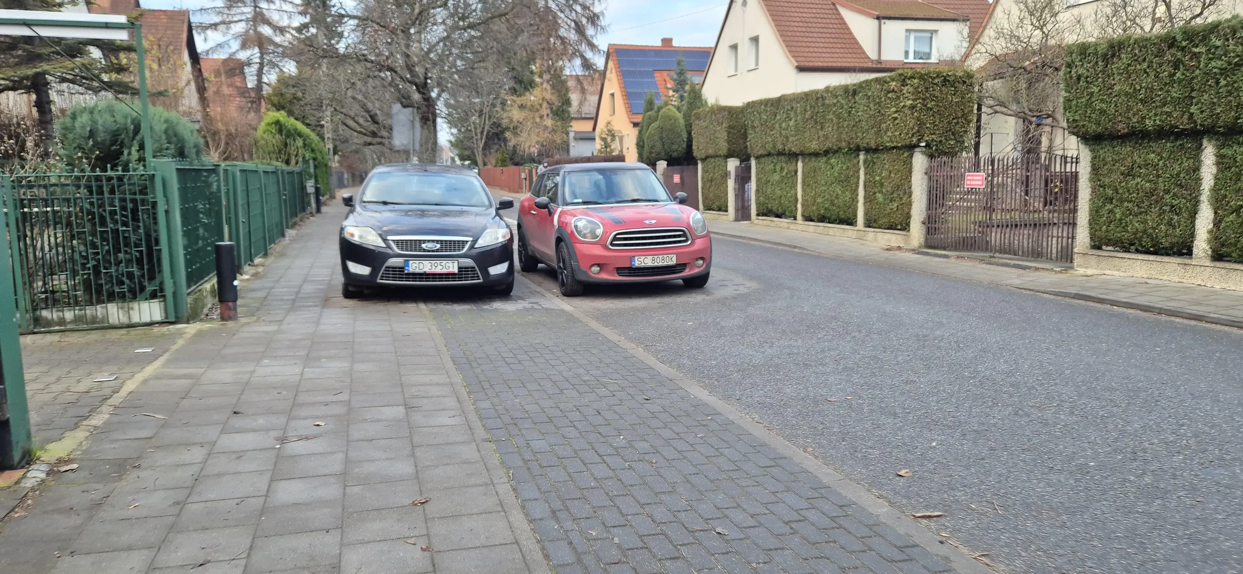 Zaparkował na ulicy i zadowolony. Częstochowa na wyjeździe w Gdańsku?