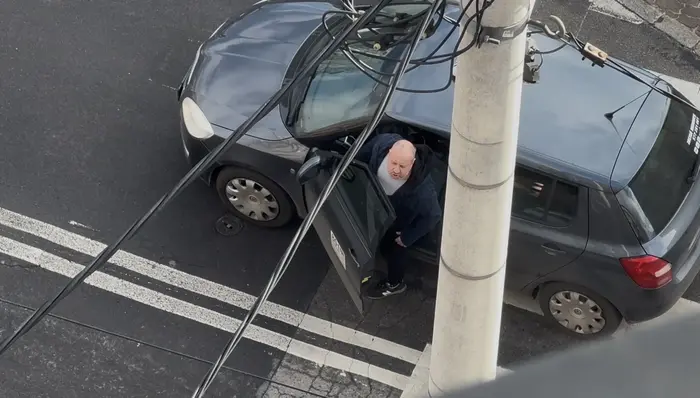 Głupi buc. Nie dość, że nie umie jeździć to jeszcze zatrzymuje samochód na przejściu dla pieszych i wulgarnie drze ryja do przechodniów. Typowy złotówa. Taxi numer boczny 801