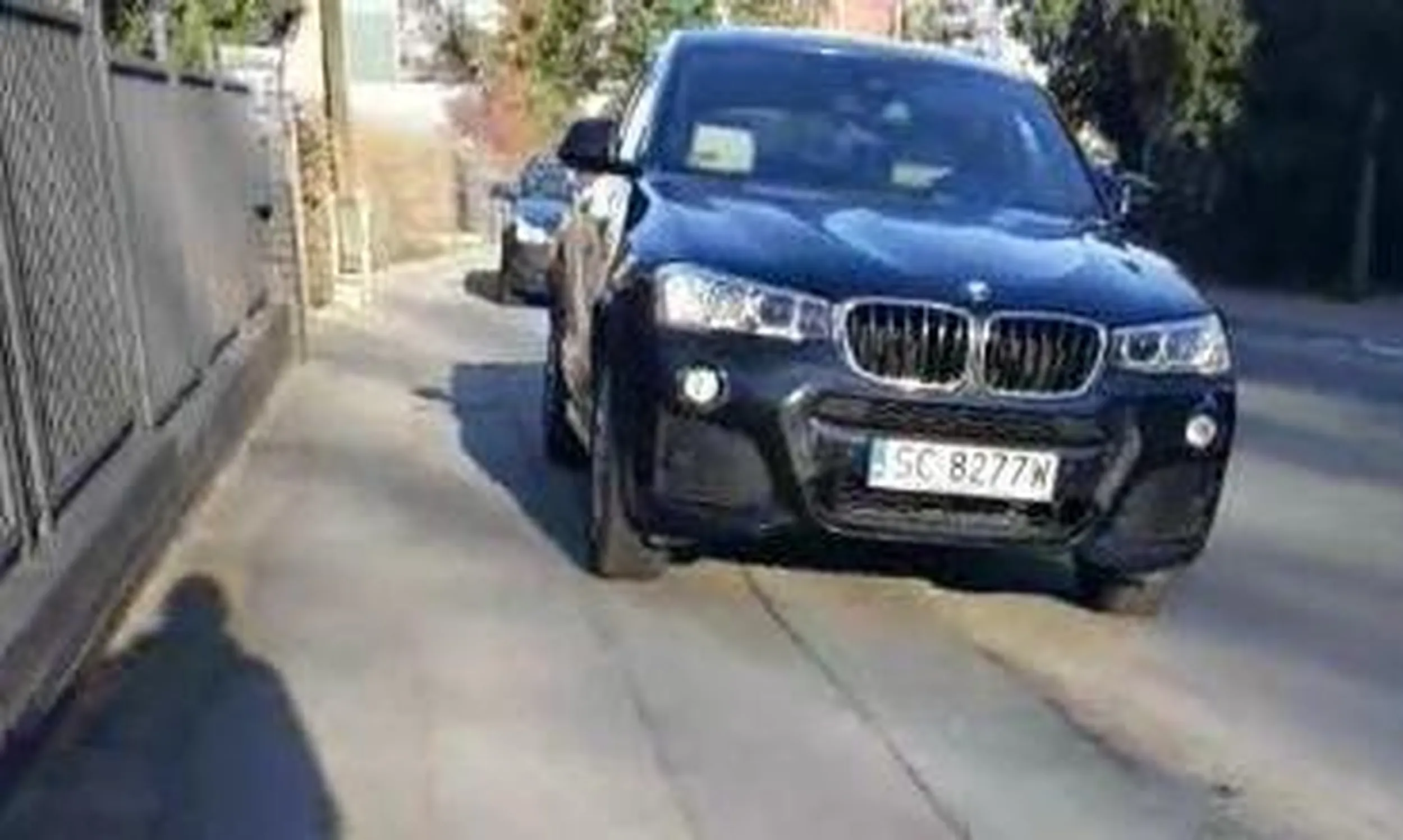 Parkowanie na chodniku, na zakazie postoju z odholowaniem, brak 1,5m chodnika.