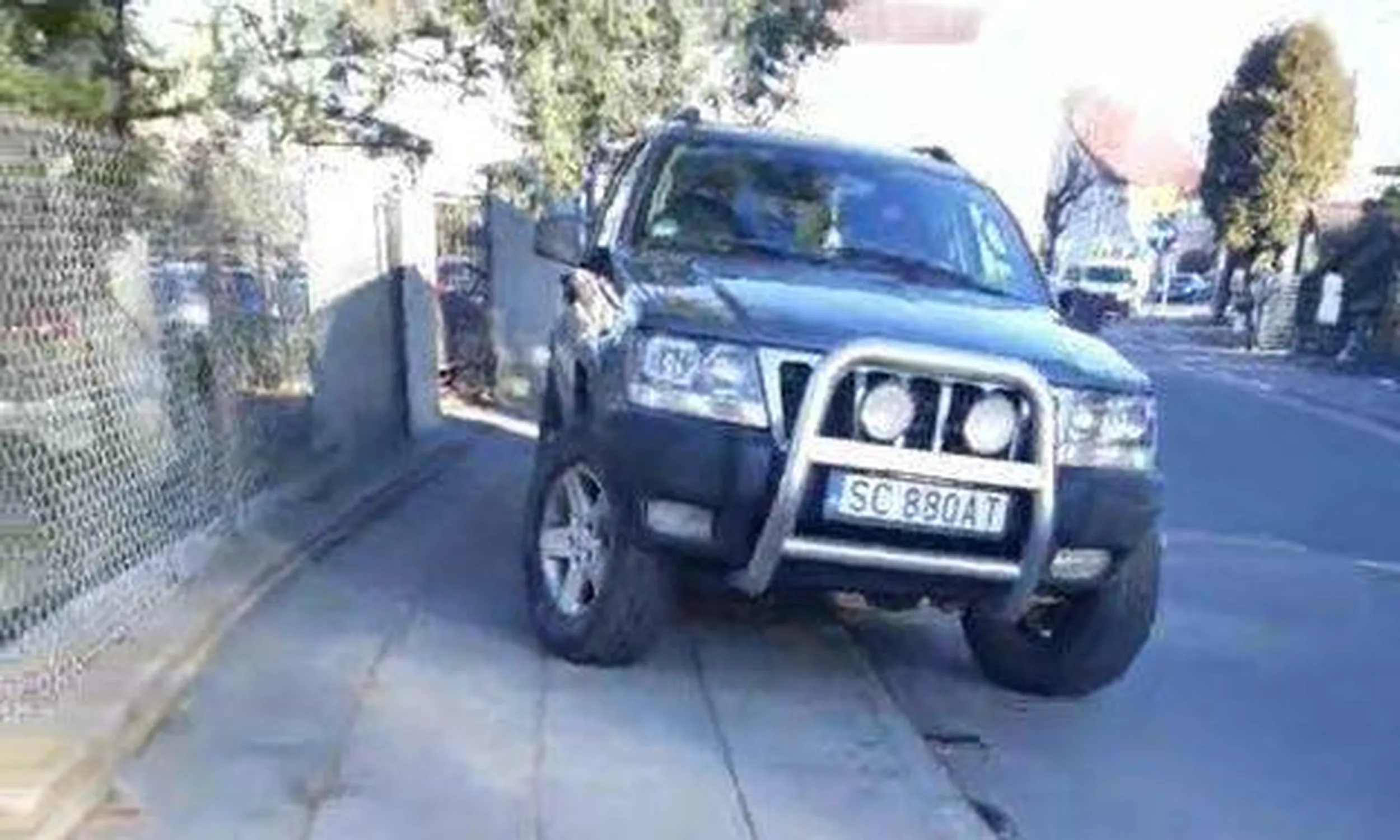 Parkowanie na chodniku, na zakazie postoju z odholowaniem, brak 1,5m chodnika, DMC pewnie też za duża.