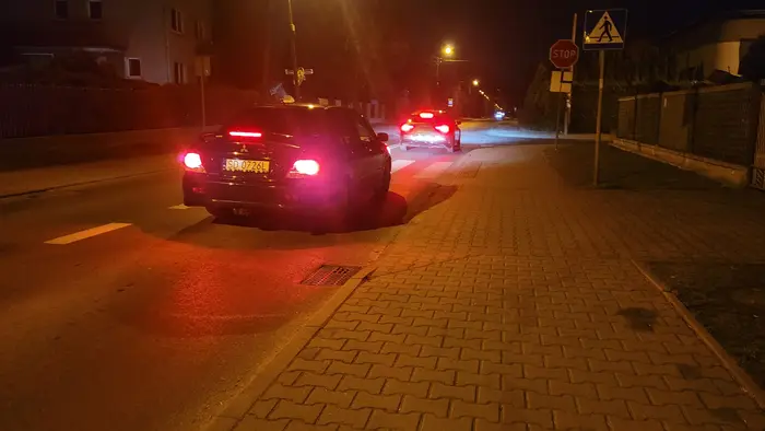 Policja nie reaguje na te auta w Dąbrowie.