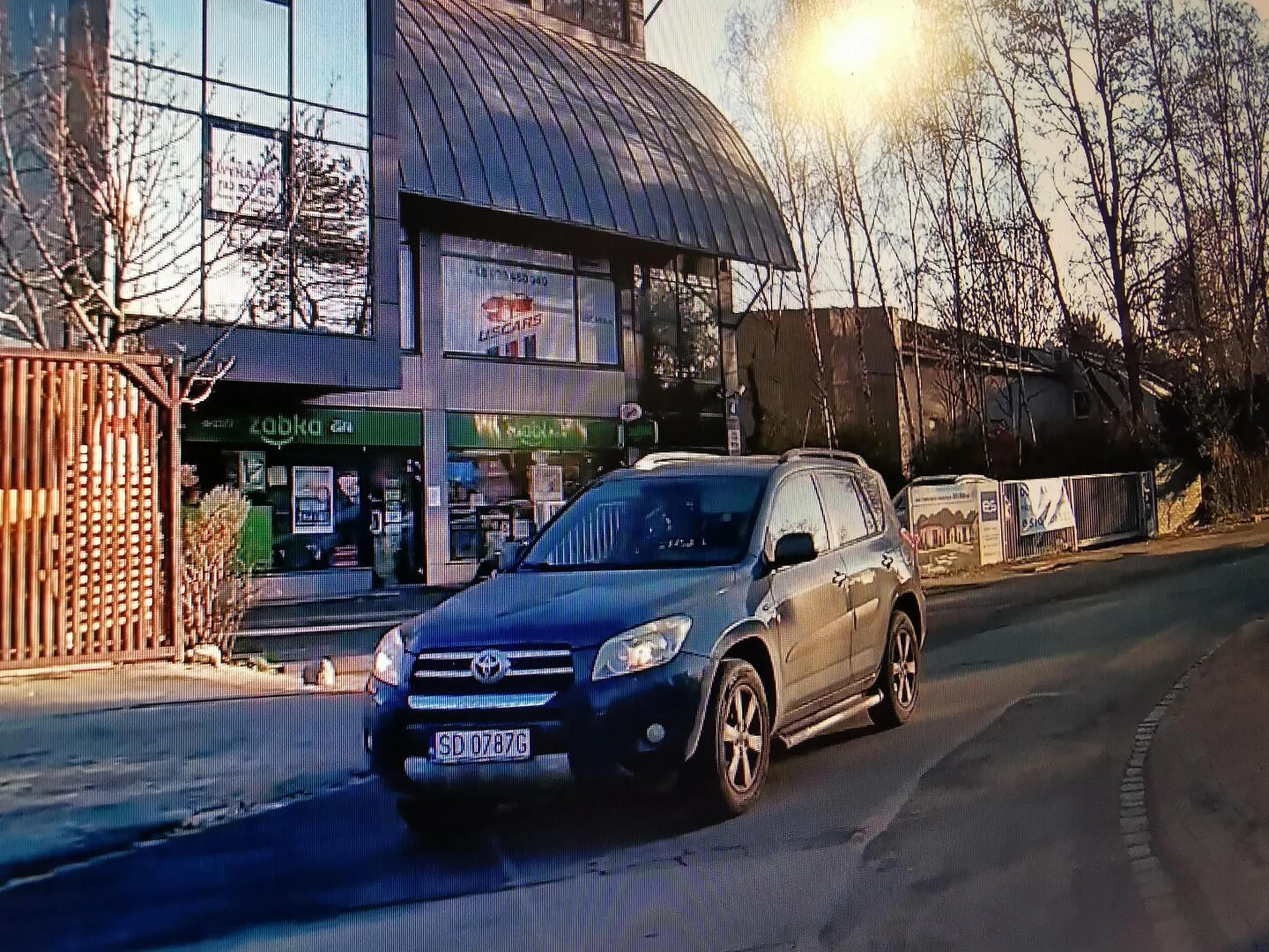 Umiejętności jazdy przy prawej krawędzi trj Paniusi nie dotyczą. Królewna jedzie i wszyscy mają uciekać... Mało nie rozwaliła mi auta jadąc prawie środkiem wąskiej drogi. Jak nie ogarniasz takiego auta tonkup sobie mniejsze albo przesiadkę na komunikację zbiorą proponuję.