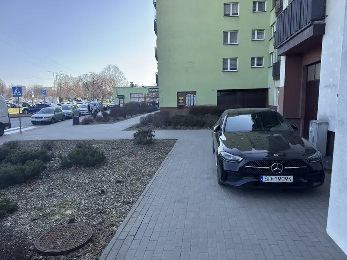 Kierowca który wymyślił sobie prywatnie miejsce do parkowania. Wjechał przez przejscie i jezdził po chodniku zeby zająć miejsce VIP bo ma Mercedesa
