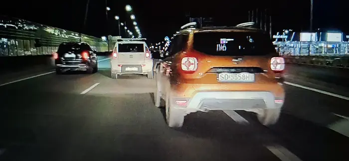 Ciołek ładuje się przed maskę z pasa do skrętu w prawo, nie zważając kompletnie na nic