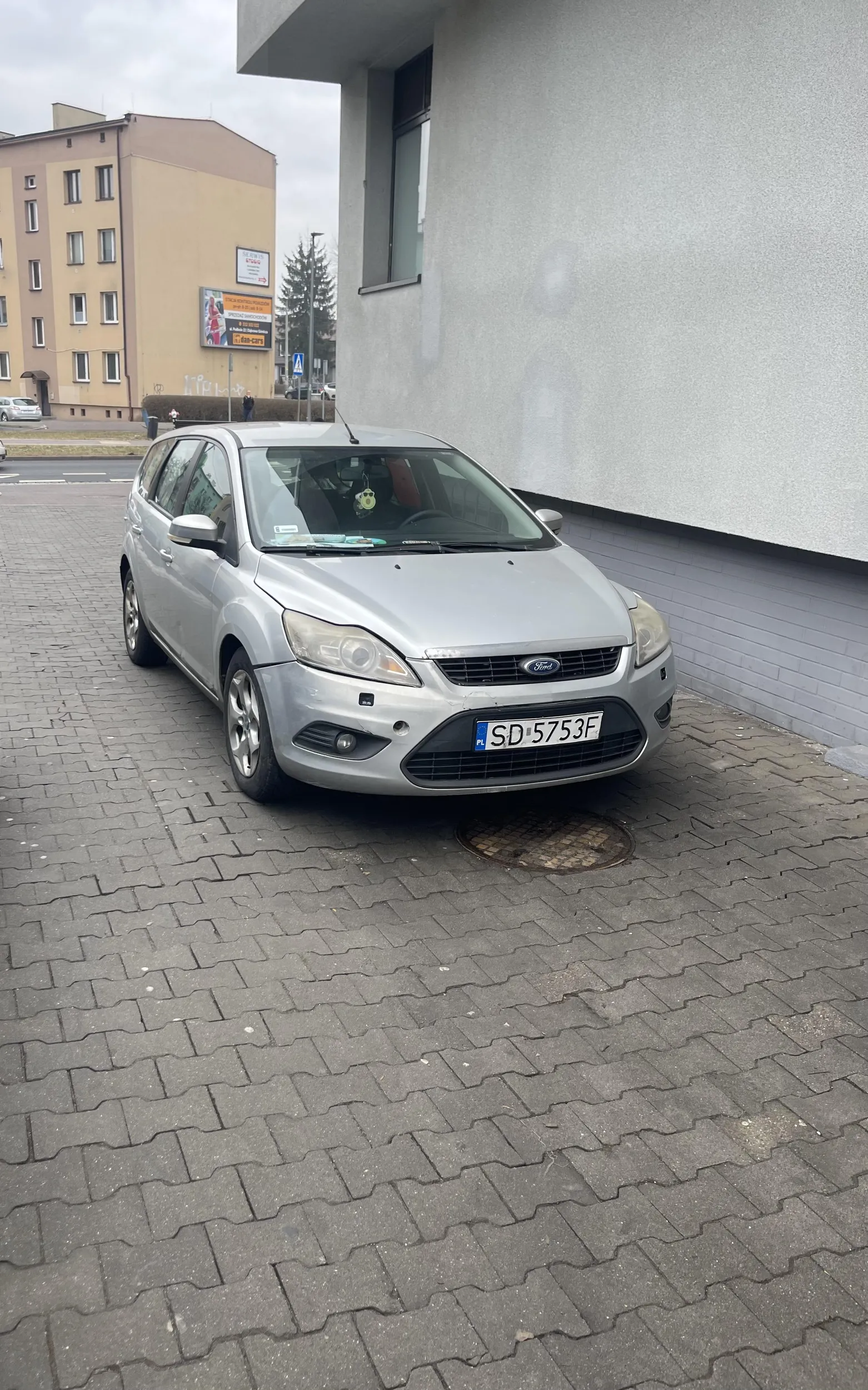 Parkuje na środku drogi a ludzie chcą przejechać. Następnym razem proszę użyć parkingu.