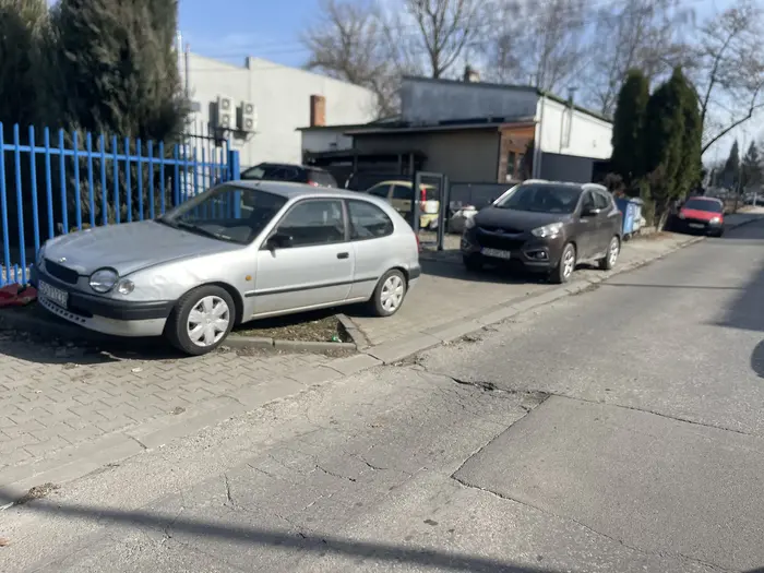 Nie można parkować na bramie to zaparkował obok, tak że zablokowali cały wyjazd.