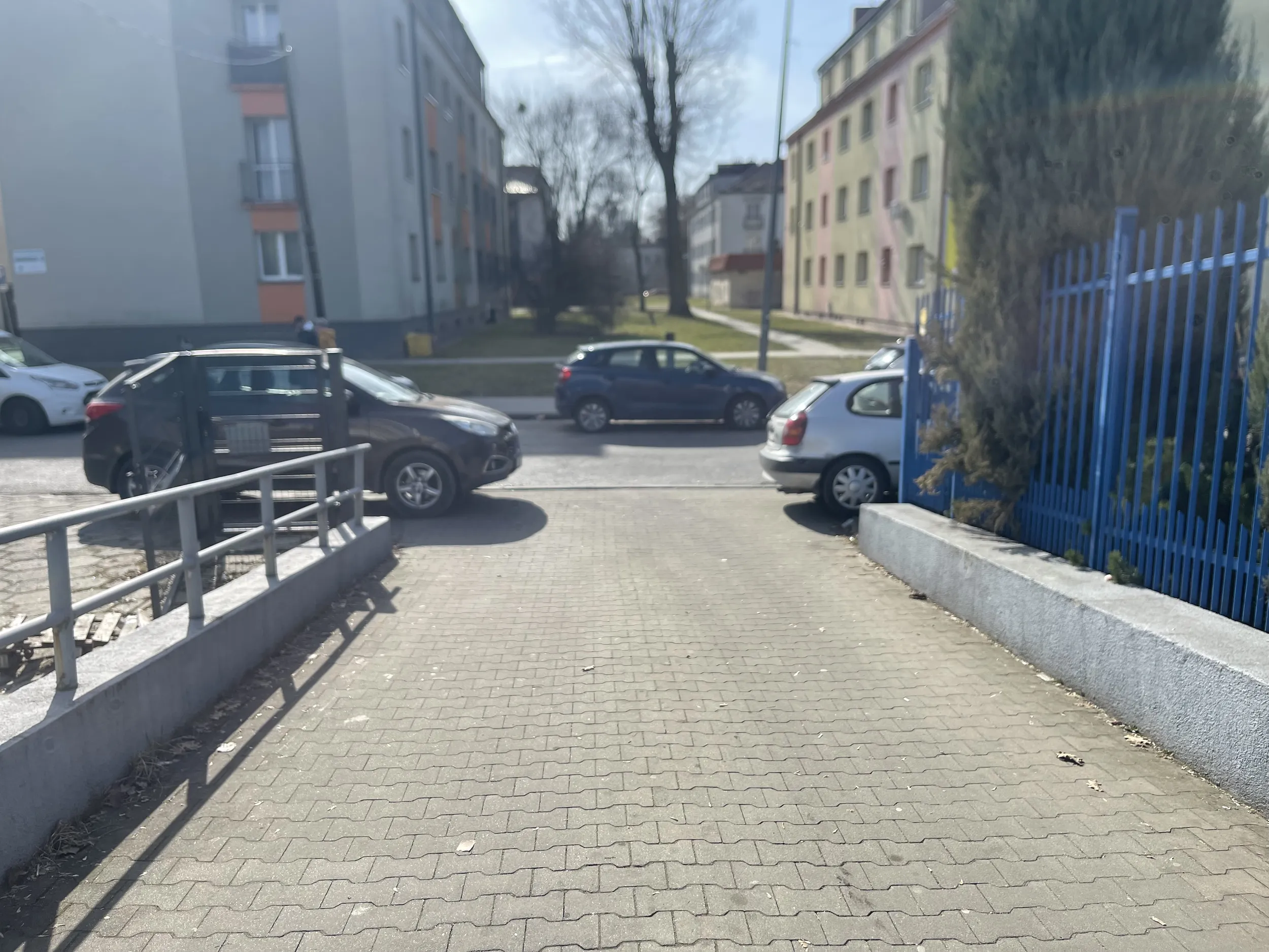 Nie można parkować na bramie to zaparkował obok, tak że zablokowali cały wyjazd.